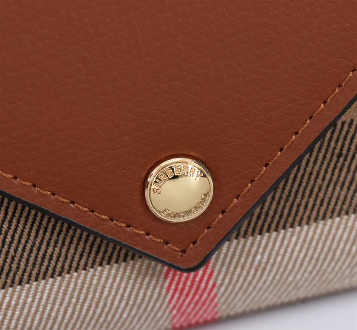 C63 🔥🔥🔥 Produced by Burberry Original Items 🇮🇹～～Dual-purpose shoulder and handbag🎉👉 The imported small cowhide material is soft and delicate[玫瑰]; paired with check pattern fabric, with golden hardware accessories. 👍 Quality equivalent to that of specialty — image 6