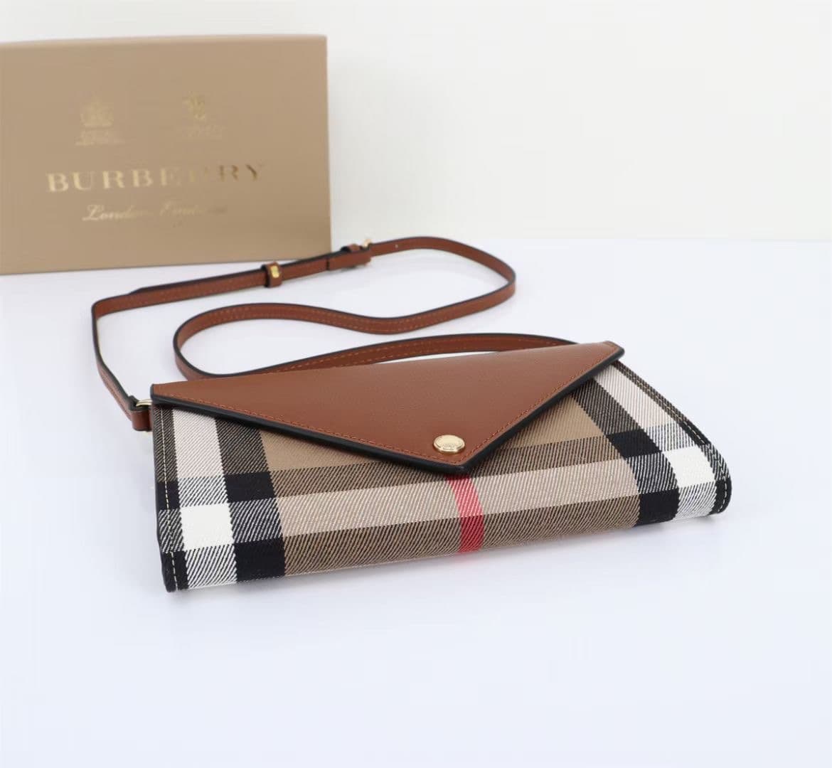 C63 🔥🔥🔥 Produced by Burberry Original Items 🇮🇹～～Dual-purpose shoulder and handbag🎉👉 The imported small cowhide material is soft and delicate[玫瑰]; paired with check pattern fabric, with golden hardware accessories. 👍 Quality equivalent to that of specialty — image 4
