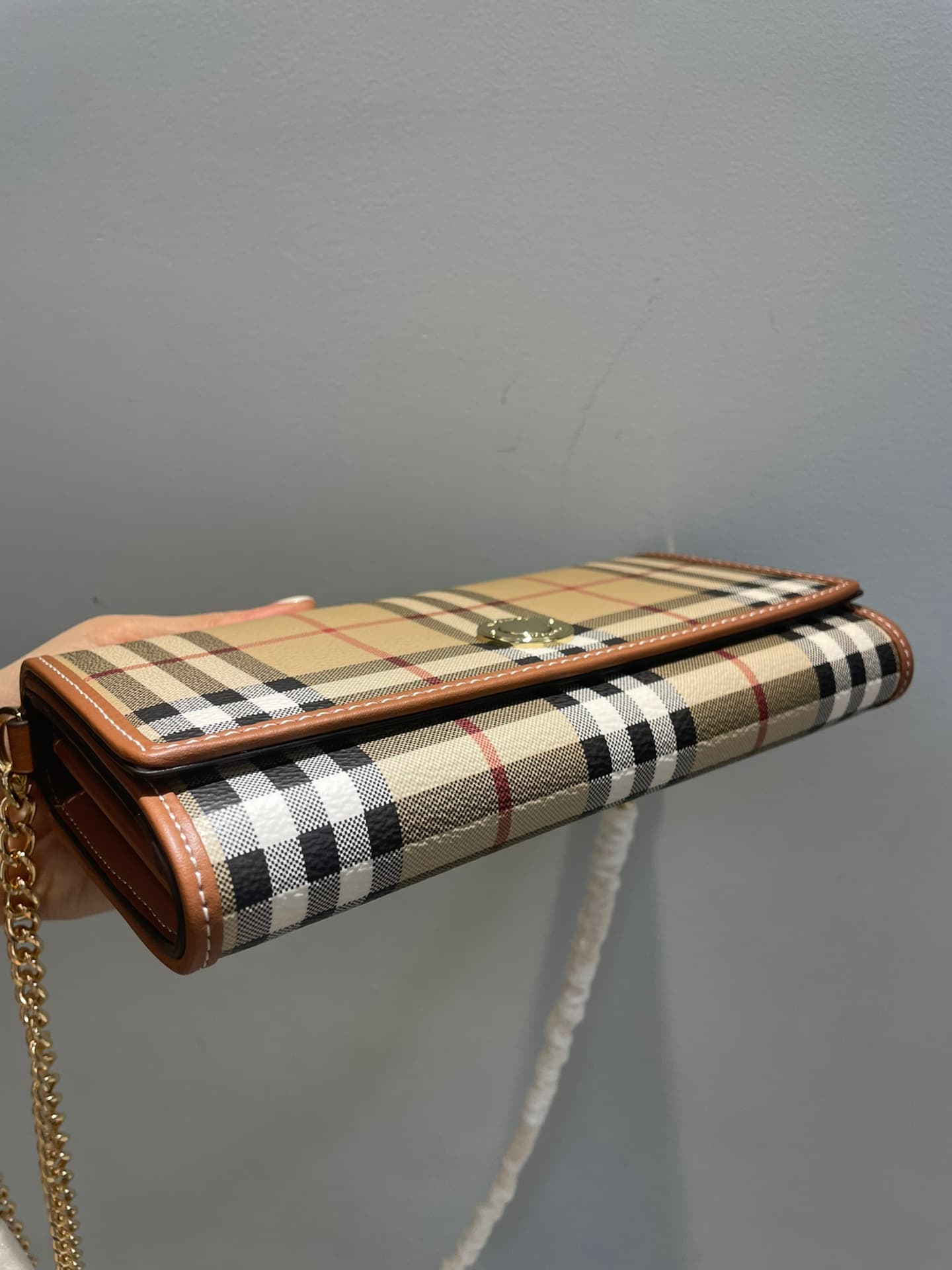 C59 🔥🔥B brand patchwork leather wallet, comes with a chain and leather shoulder strap. This product can be used as a small handbag on its own, or stored inside a regular handbag as a wallet. High-quality products from the store, with fine craftsmanship. T — image 4