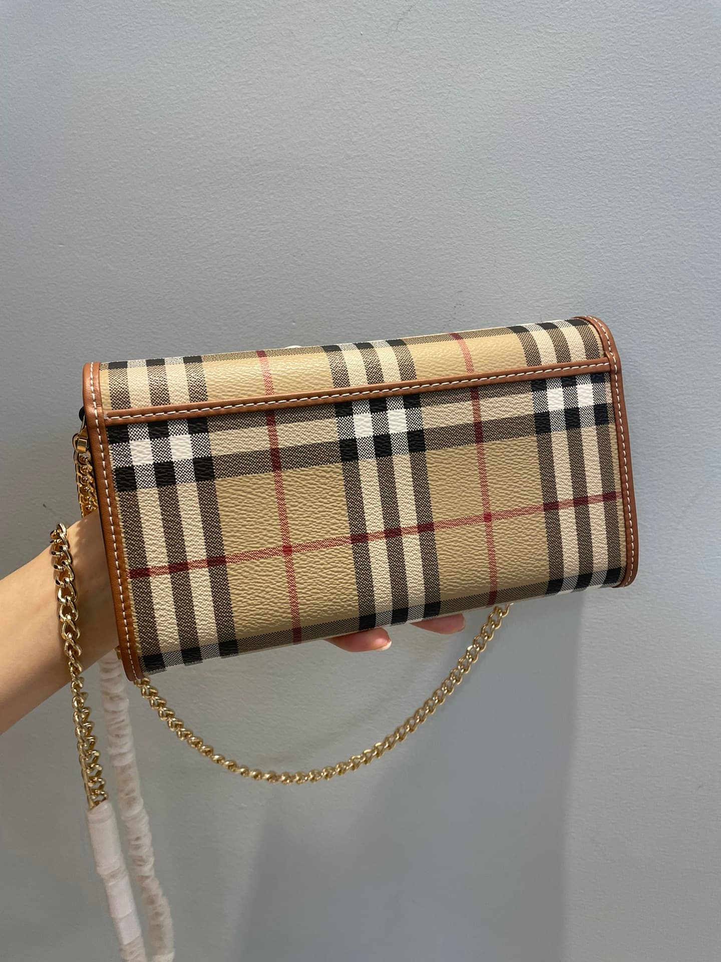 C59 🔥🔥B brand patchwork leather wallet, comes with a chain and leather shoulder strap. This product can be used as a small handbag on its own, or stored inside a regular handbag as a wallet. High-quality products from the store, with fine craftsmanship. T — image 2