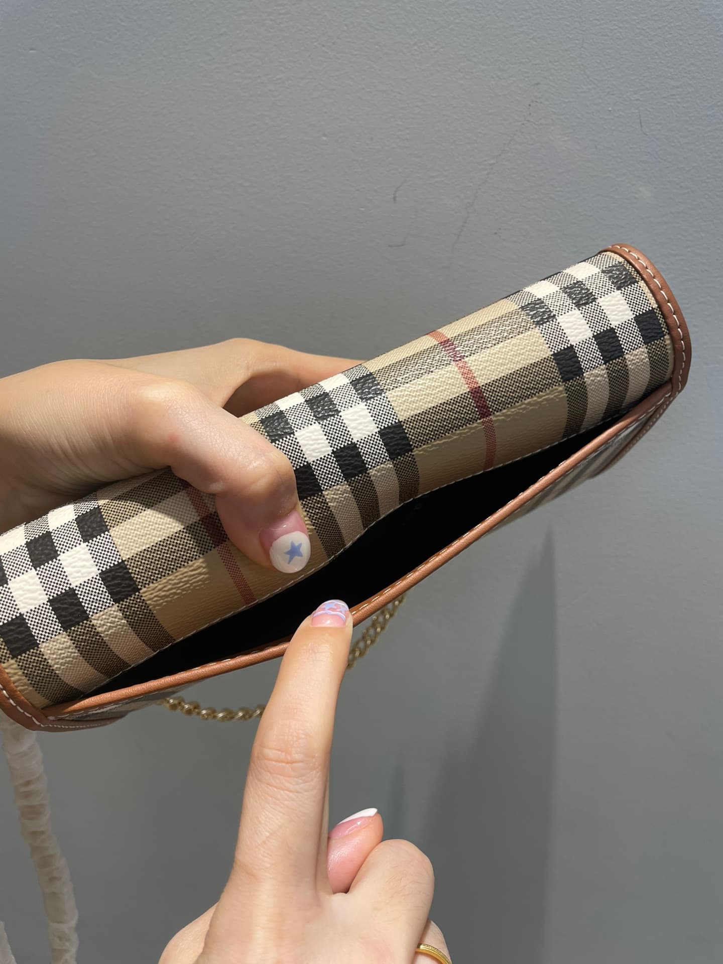 C59 🔥🔥B brand patchwork leather wallet, comes with a chain and leather shoulder strap. This product can be used as a small handbag on its own, or stored inside a regular handbag as a wallet. High-quality products from the store, with fine craftsmanship. T — image 3