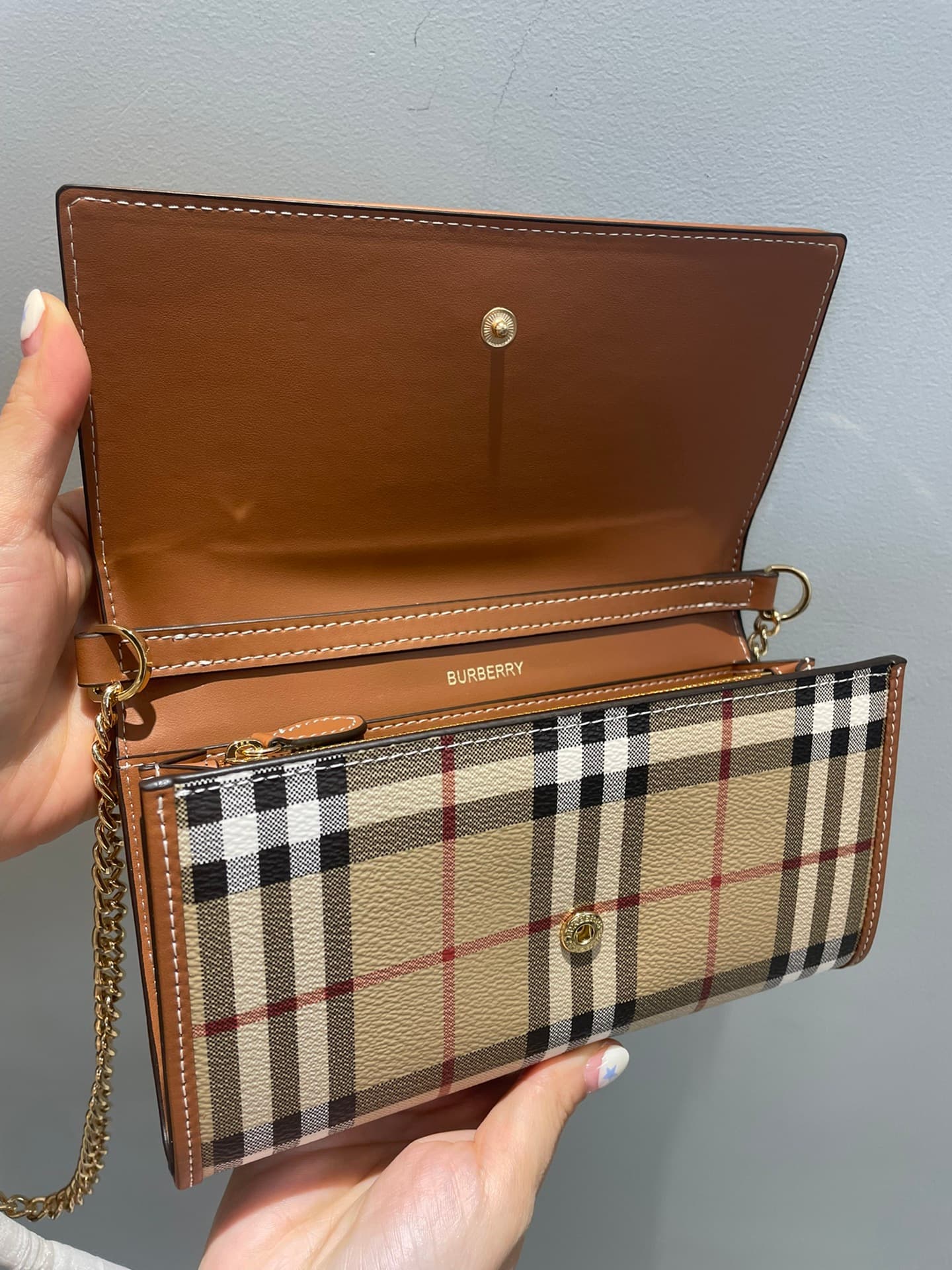 C59 🔥🔥B brand patchwork leather wallet, comes with a chain and leather shoulder strap. This product can be used as a small handbag on its own, or stored inside a regular handbag as a wallet. High-quality products from the store, with fine craftsmanship. T — image 7