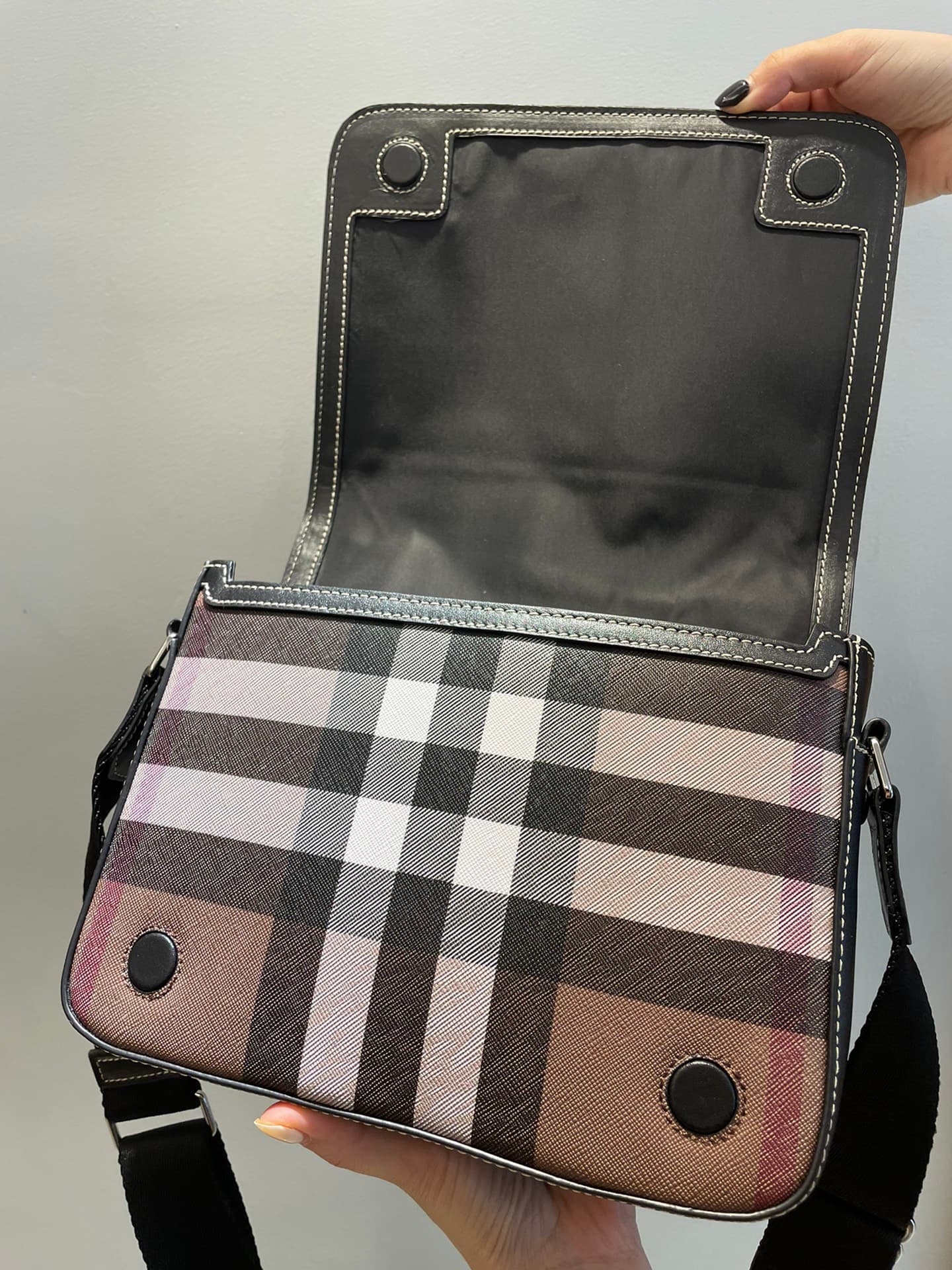 C70 Number: 21731 Burberry men’s model. Exquisite standing design, decorated with Bur pattern, with leather edges and brand logo. Dimensions: 25, 5, 6, 5, 21, 5cm. Shortest vertical length for shoulder straps: 33cm. Longest vertical length for shoulder st — image 7