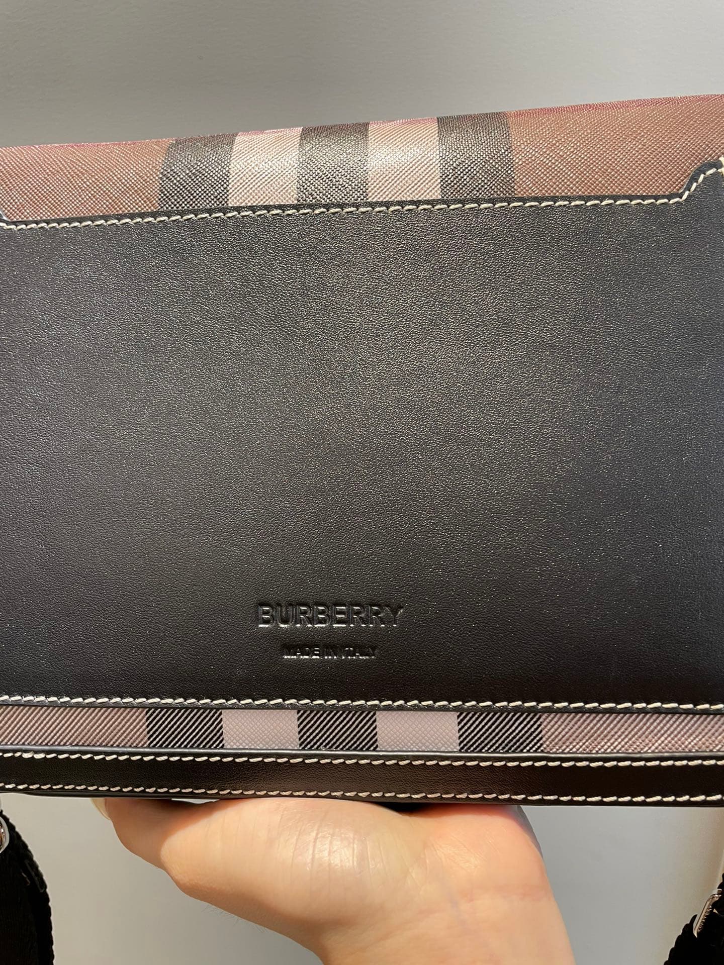 C70 Number: 21731 Burberry men’s model. Exquisite standing design, decorated with Bur pattern, with leather edges and brand logo. Dimensions: 25, 5, 6, 5, 21, 5cm. Shortest vertical length for shoulder straps: 33cm. Longest vertical length for shoulder st — image 6