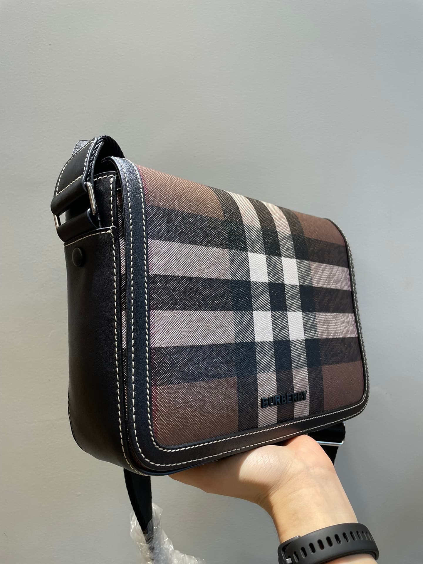 C70 Number: 21731 Burberry men’s model. Exquisite standing design, decorated with Bur pattern, with leather edges and brand logo. Dimensions: 25, 5, 6, 5, 21, 5cm. Shortest vertical length for shoulder straps: 33cm. Longest vertical length for shoulder st — image 2