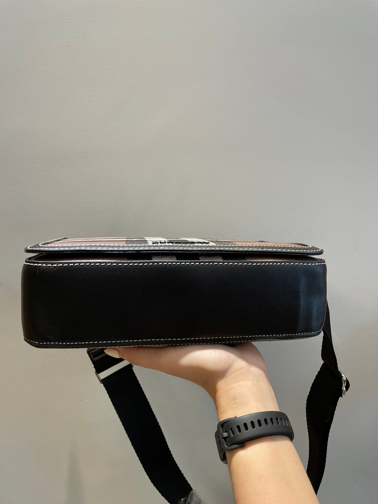 C70 Number: 21731 Burberry men’s model. Exquisite standing design, decorated with Bur pattern, with leather edges and brand logo. Dimensions: 25, 5, 6, 5, 21, 5cm. Shortest vertical length for shoulder straps: 33cm. Longest vertical length for shoulder st — image 3
