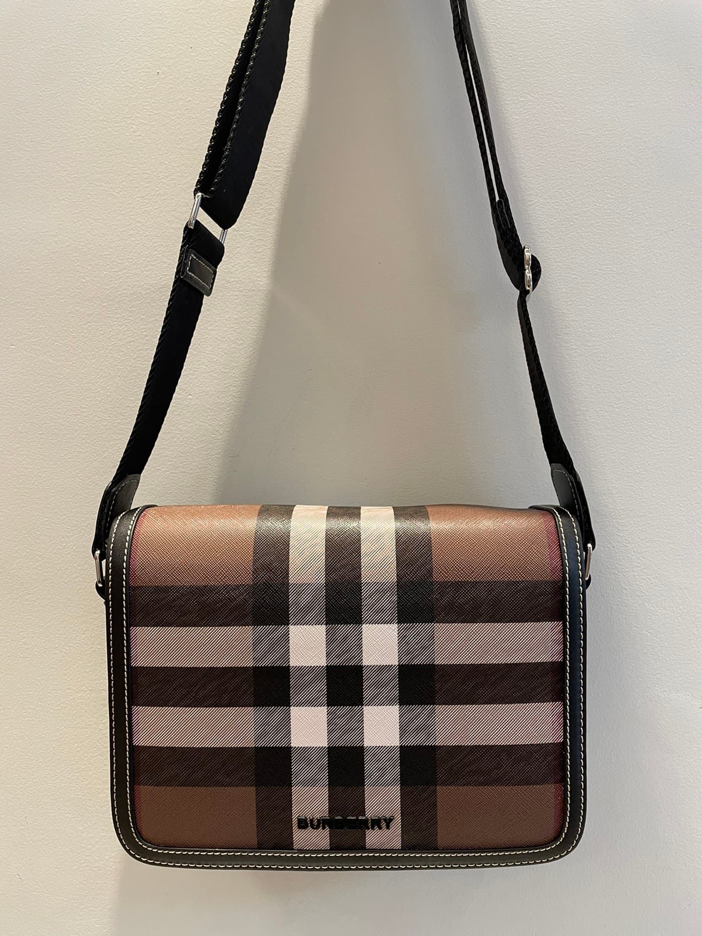 C70 Number: 21731 Burberry men’s model. Exquisite standing design, decorated with Bur pattern, with leather edges and brand logo. Dimensions: 25, 5, 6, 5, 21, 5cm. Shortest vertical length for shoulder straps: 33cm. Longest vertical length for shoulder st — image 1