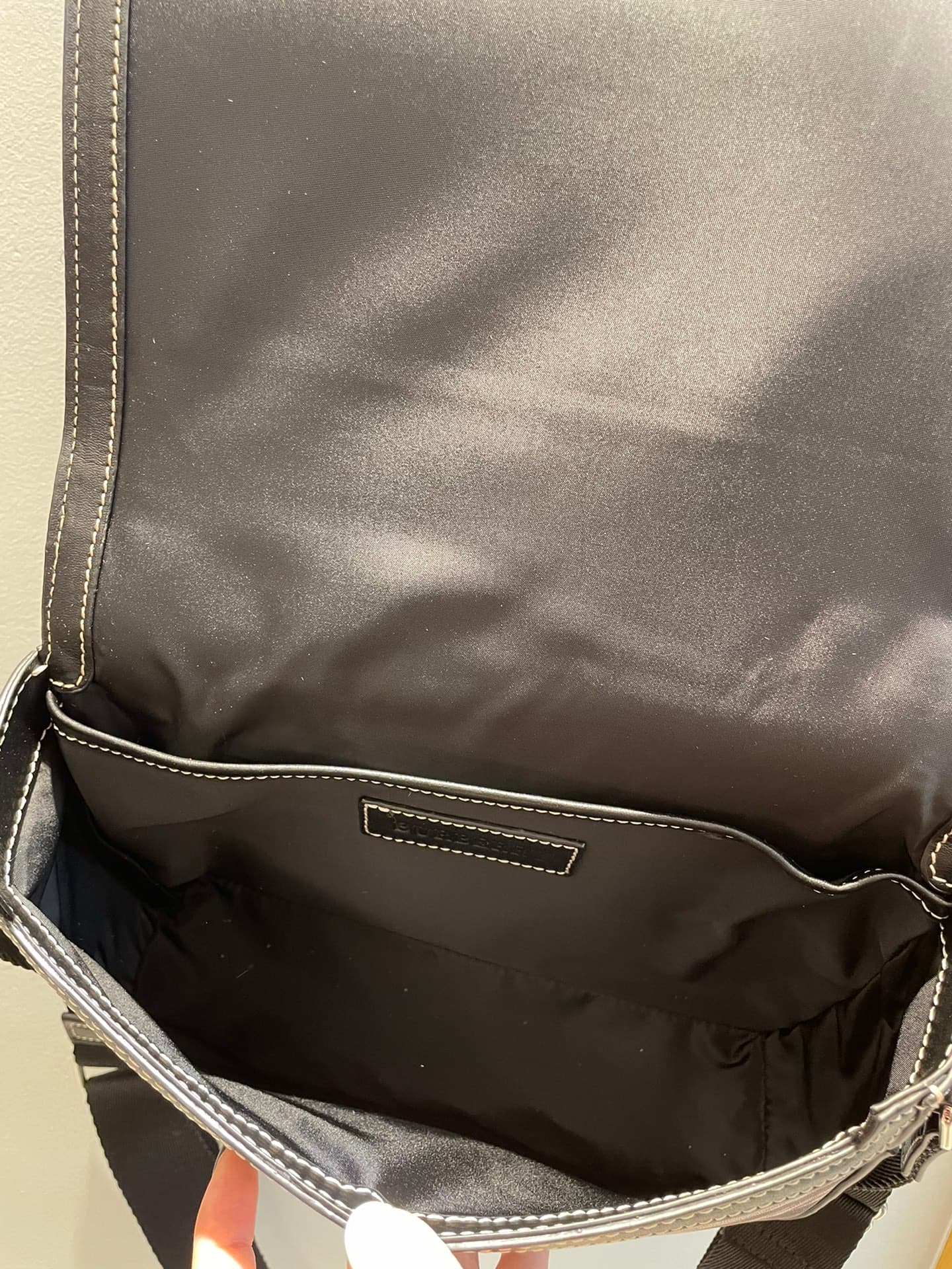 C70 Number: 21731 Burberry men’s model. Exquisite standing design, decorated with Bur pattern, with leather edges and brand logo. Dimensions: 25, 5, 6, 5, 21, 5cm. Shortest vertical length for shoulder straps: 33cm. Longest vertical length for shoulder st — image 8
