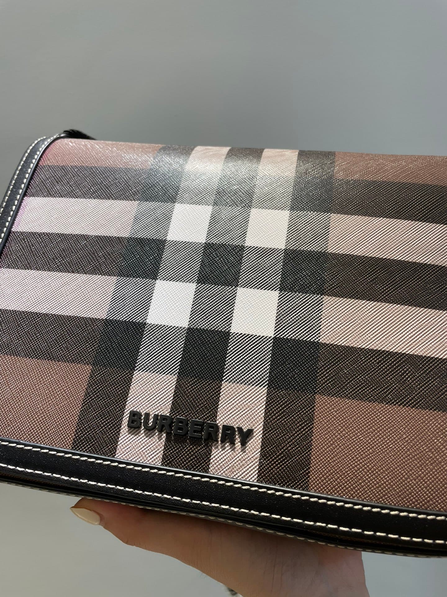 C70 Number: 21731 Burberry men’s model. Exquisite standing design, decorated with Bur pattern, with leather edges and brand logo. Dimensions: 25, 5, 6, 5, 21, 5cm. Shortest vertical length for shoulder straps: 33cm. Longest vertical length for shoulder st — image 4