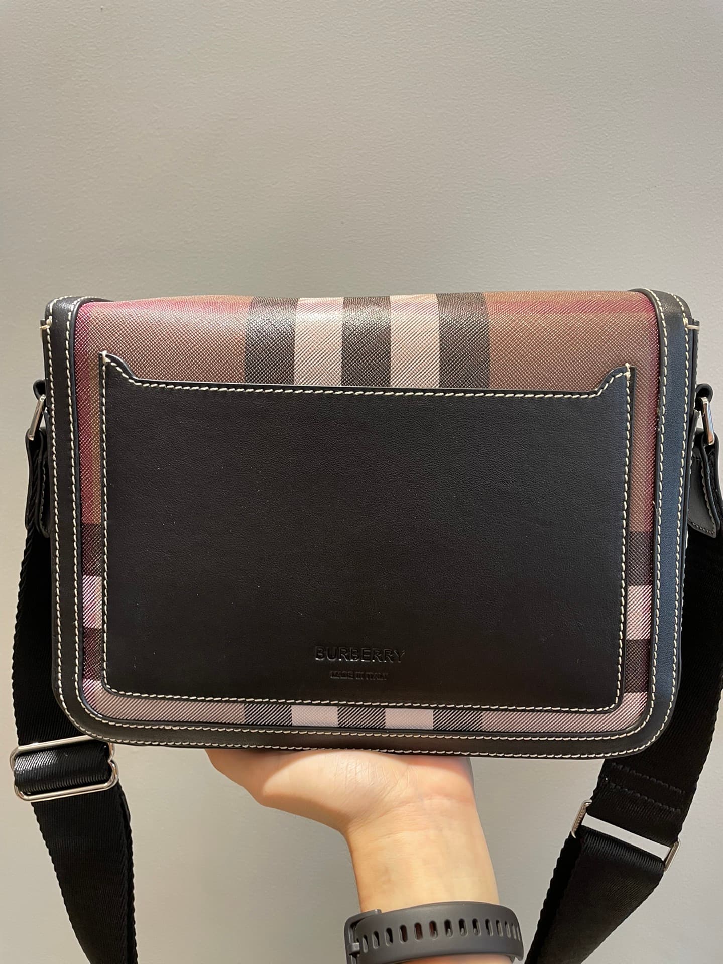 C70 Number: 21731 Burberry men’s model. Exquisite standing design, decorated with Bur pattern, with leather edges and brand logo. Dimensions: 25, 5, 6, 5, 21, 5cm. Shortest vertical length for shoulder straps: 33cm. Longest vertical length for shoulder st — image 5