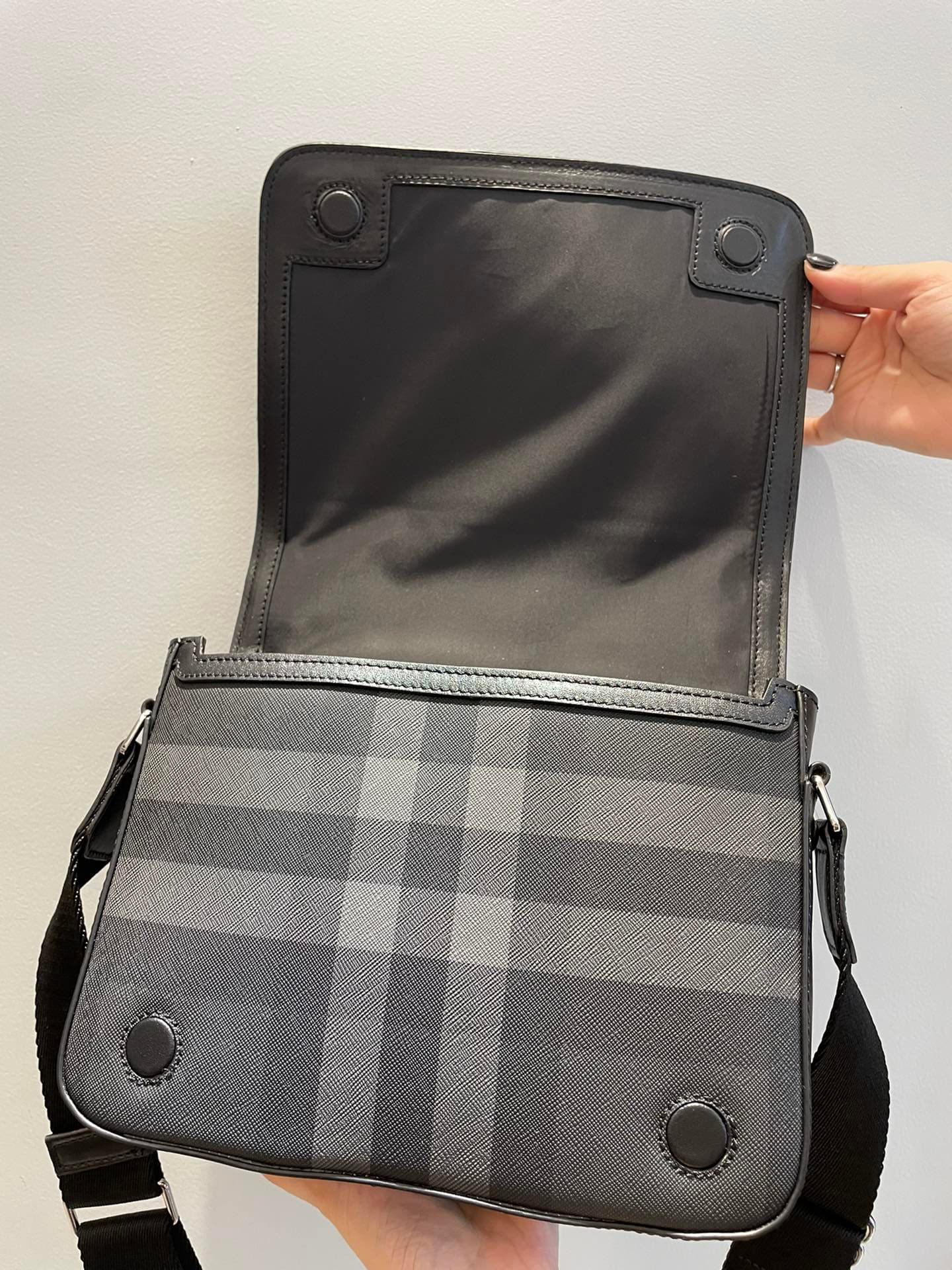 C69 Number: 21731 Burberry men’s model. Exquisite standing design, adorned with Bur check pattern, with leather trim and brand logo. Dimensions: 25, 5, 6, 5, 21, 5cm. Shortest vertical length for shoulder straps: 33cm. Longest vertical length for shoulder — image 7