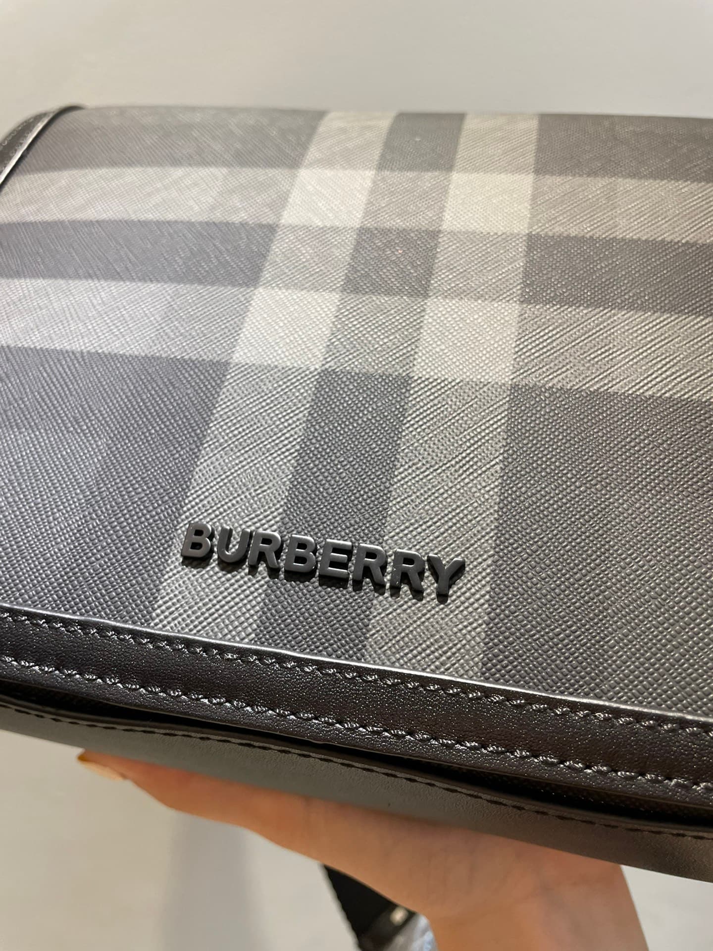 C69 Number: 21731 Burberry men’s model. Exquisite standing design, adorned with Bur check pattern, with leather trim and brand logo. Dimensions: 25, 5, 6, 5, 21, 5cm. Shortest vertical length for shoulder straps: 33cm. Longest vertical length for shoulder — image 4