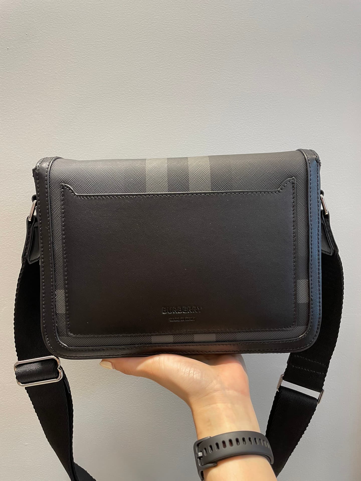 C69 Number: 21731 Burberry men’s model. Exquisite standing design, adorned with Bur check pattern, with leather trim and brand logo. Dimensions: 25, 5, 6, 5, 21, 5cm. Shortest vertical length for shoulder straps: 33cm. Longest vertical length for shoulder — image 5