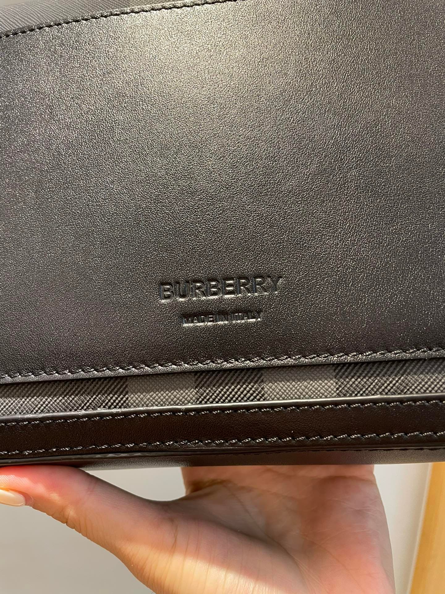 C69 Number: 21731 Burberry men’s model. Exquisite standing design, adorned with Bur check pattern, with leather trim and brand logo. Dimensions: 25, 5, 6, 5, 21, 5cm. Shortest vertical length for shoulder straps: 33cm. Longest vertical length for shoulder — image 6