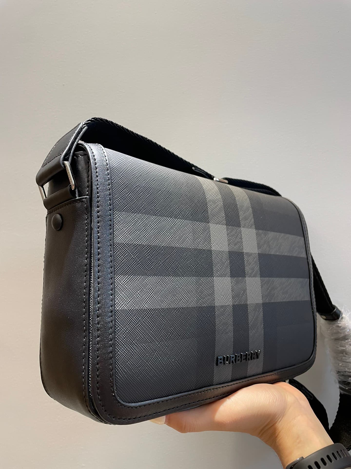 C69 Number: 21731 Burberry men’s model. Exquisite standing design, adorned with Bur check pattern, with leather trim and brand logo. Dimensions: 25, 5, 6, 5, 21, 5cm. Shortest vertical length for shoulder straps: 33cm. Longest vertical length for shoulder — image 2