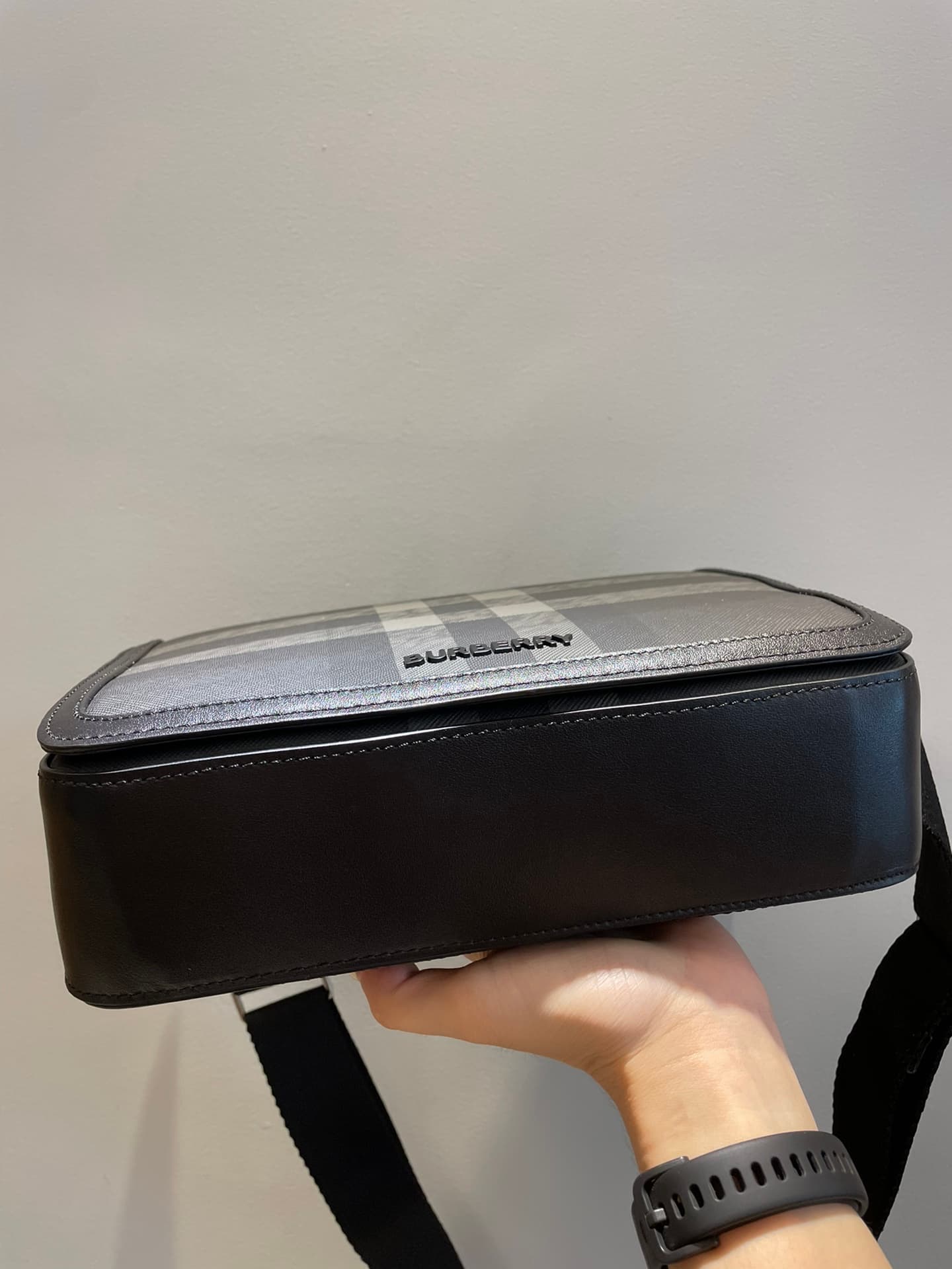 C69 Number: 21731 Burberry men’s model. Exquisite standing design, adorned with Bur check pattern, with leather trim and brand logo. Dimensions: 25, 5, 6, 5, 21, 5cm. Shortest vertical length for shoulder straps: 33cm. Longest vertical length for shoulder — image 3