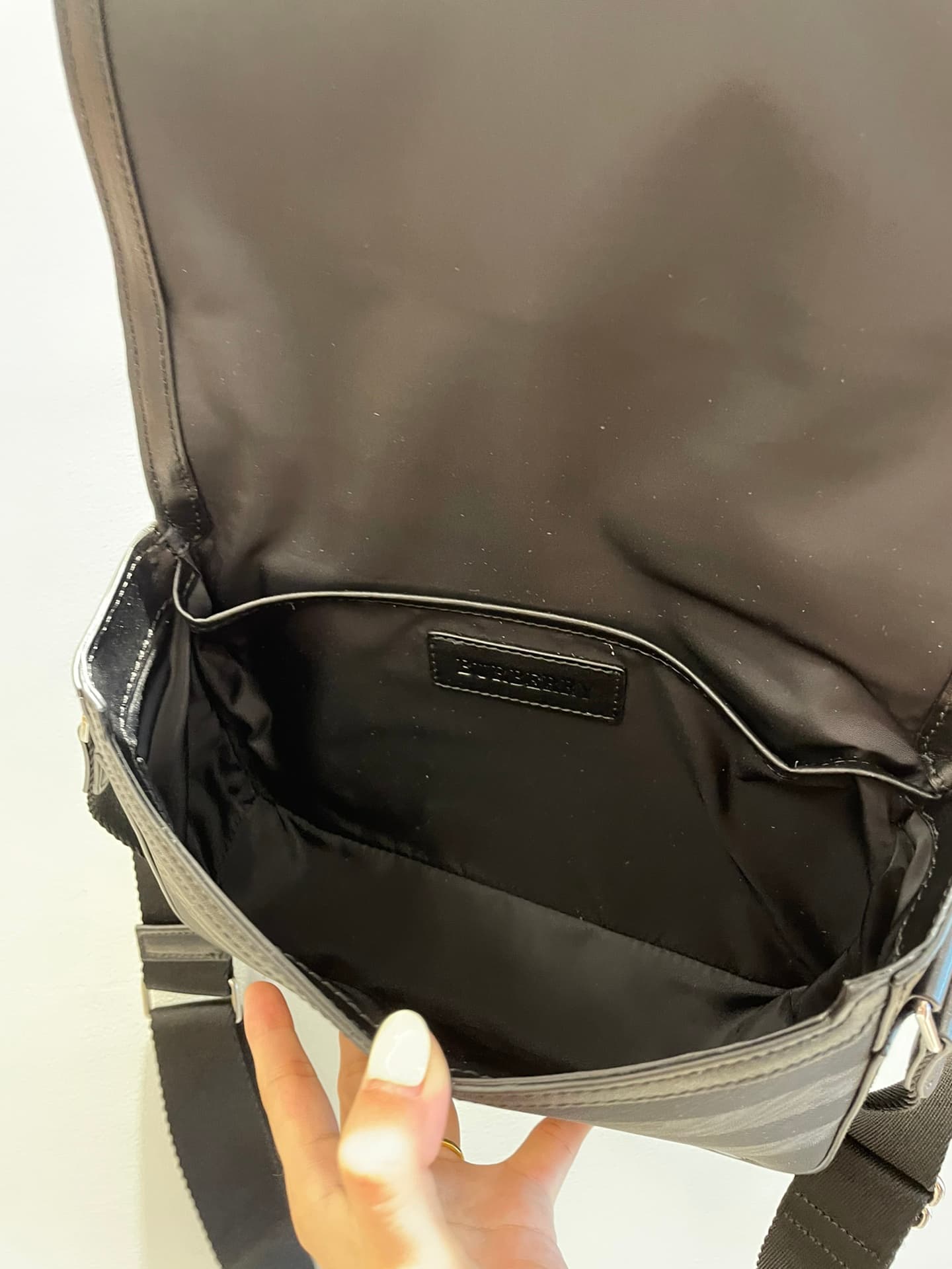 C69 Number: 21731 Burberry men’s model. Exquisite standing design, adorned with Bur check pattern, with leather trim and brand logo. Dimensions: 25, 5, 6, 5, 21, 5cm. Shortest vertical length for shoulder straps: 33cm. Longest vertical length for shoulder — image 8