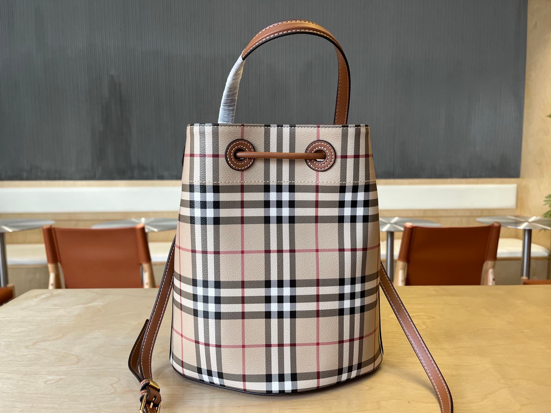 C14 B brand's latest bucket bag, crafted from large-sized patterned and ribbed leather material, adorned with the TB exclusive logo. This bag is a new member of the TB bag collection series, featuring a detachable and adjustable sling shoulder strap, and  — image 3