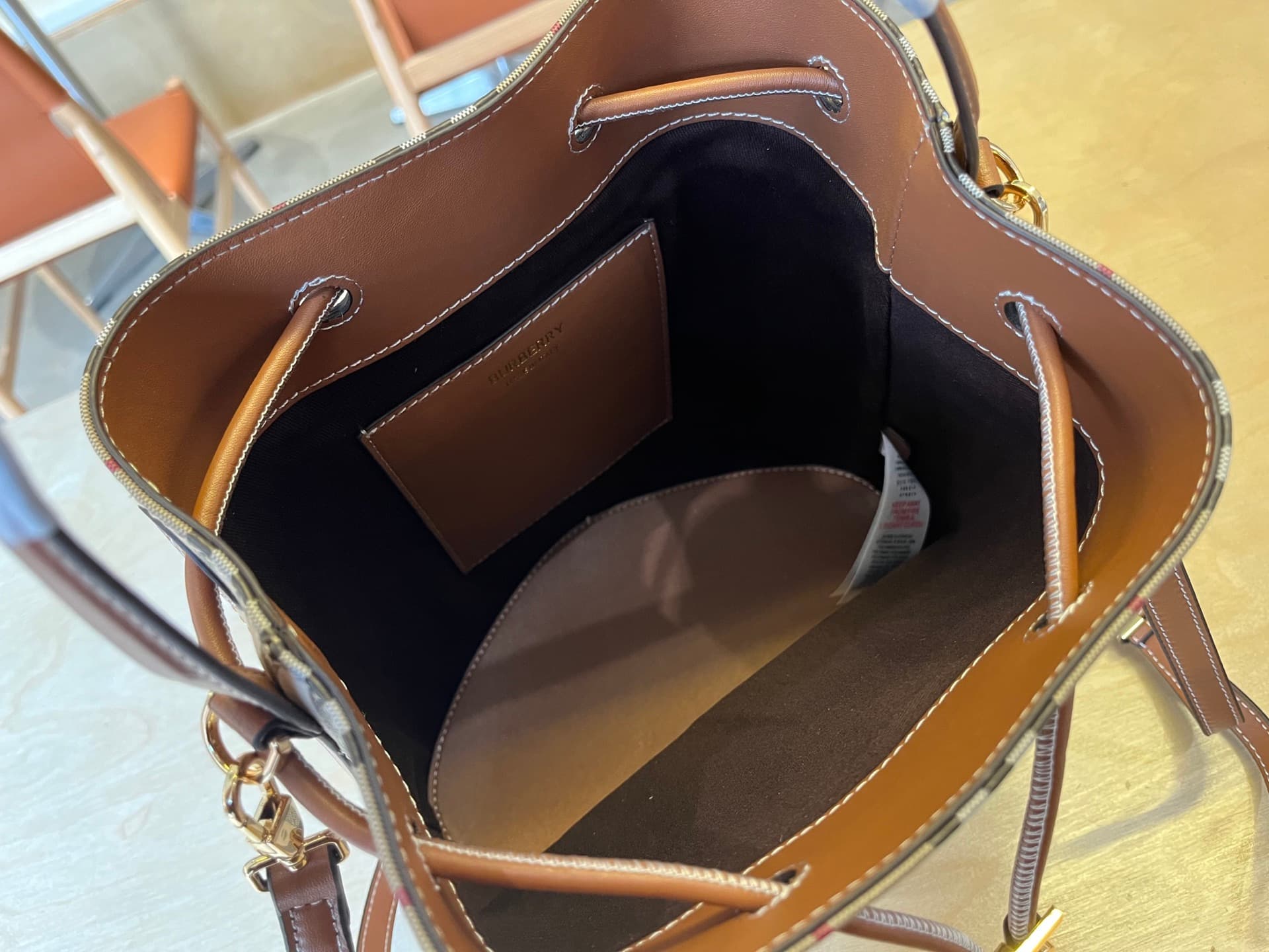 C14 B brand's latest bucket bag, crafted from large-sized patterned and ribbed leather material, adorned with the TB exclusive logo. This bag is a new member of the TB bag collection series, featuring a detachable and adjustable sling shoulder strap, and  — image 6