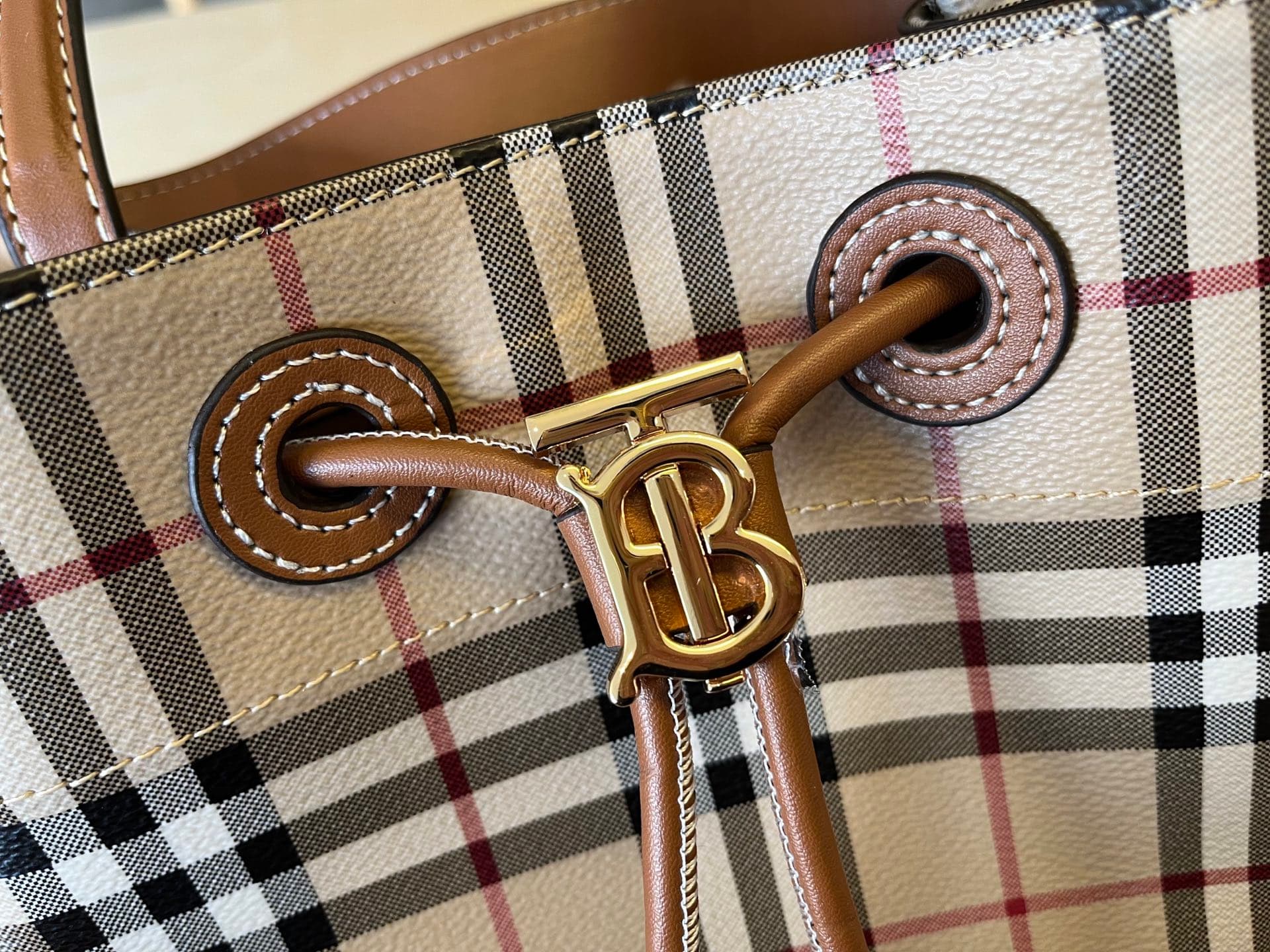 C14 B brand's latest bucket bag, crafted from large-sized patterned and ribbed leather material, adorned with the TB exclusive logo. This bag is a new member of the TB bag collection series, featuring a detachable and adjustable sling shoulder strap, and  — image 5