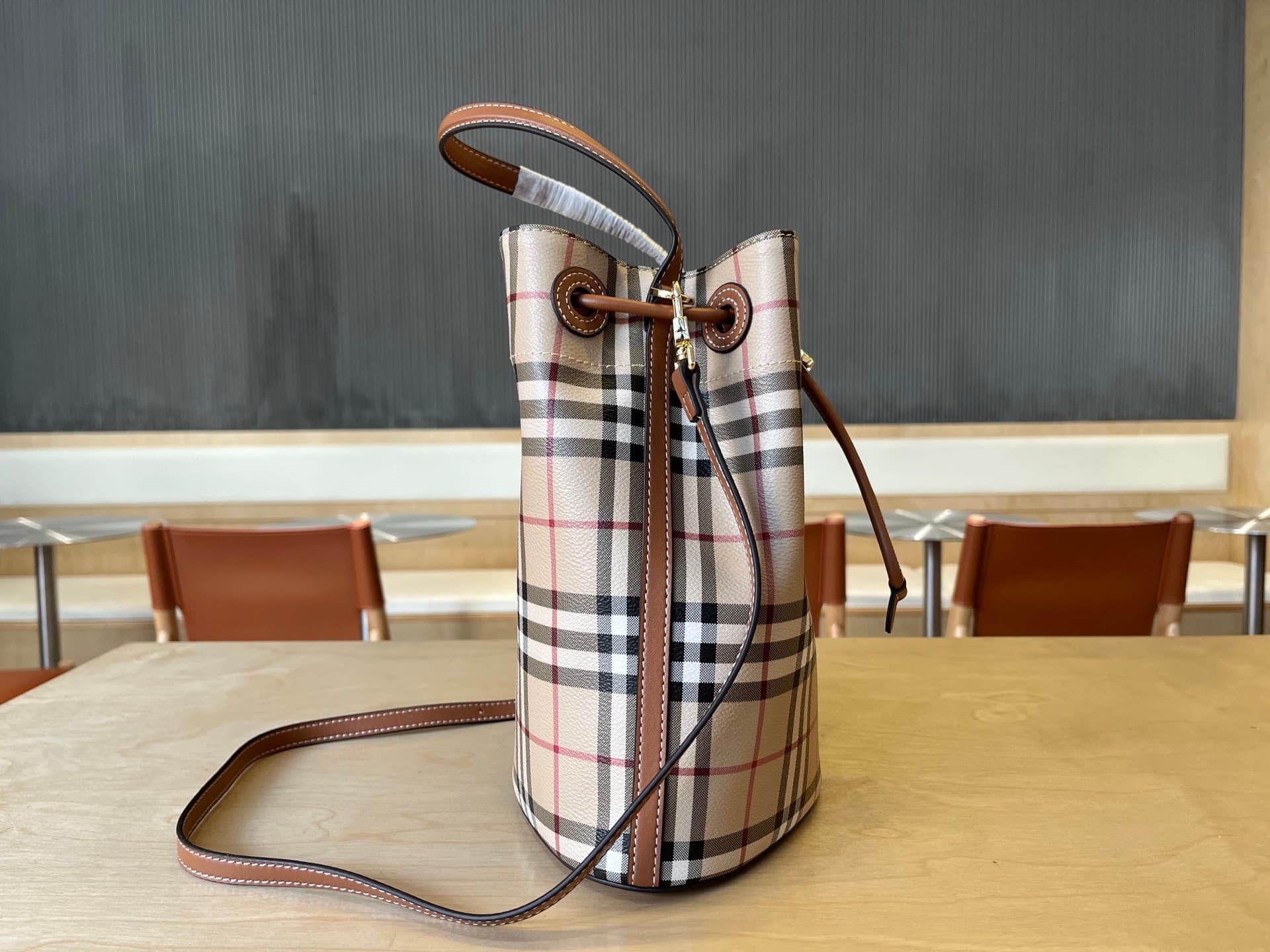 C14 B brand's latest bucket bag, crafted from large-sized patterned and ribbed leather material, adorned with the TB exclusive logo. This bag is a new member of the TB bag collection series, featuring a detachable and adjustable sling shoulder strap, and  — image 4