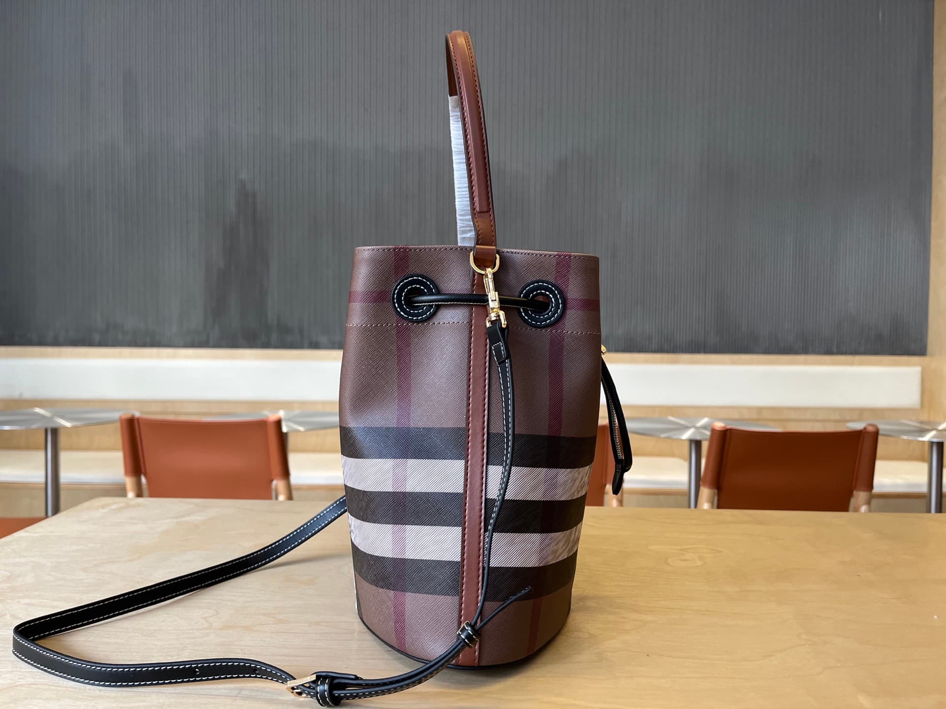 C13 B brand's latest bucket bag, crafted from large-scale check and ribbed leather material, adorned with the TB exclusive logo. This bag is a new member of the TB bag collection, featuring a detachable adjustable diagonal shoulder strap and an inner pock — image 3