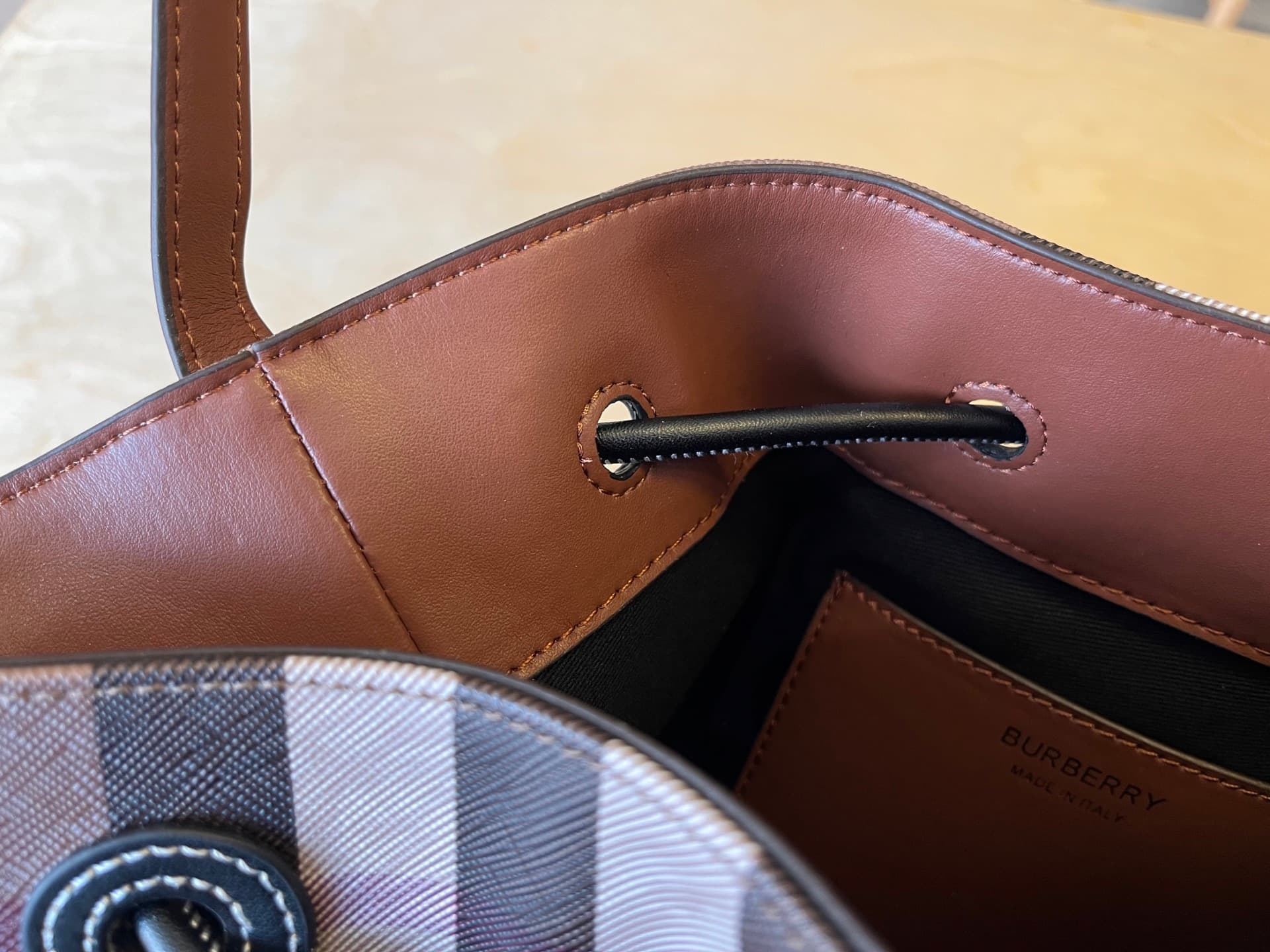 C13 B brand's latest bucket bag, crafted from large-scale check and ribbed leather material, adorned with the TB exclusive logo. This bag is a new member of the TB bag collection, featuring a detachable adjustable diagonal shoulder strap and an inner pock — image 6