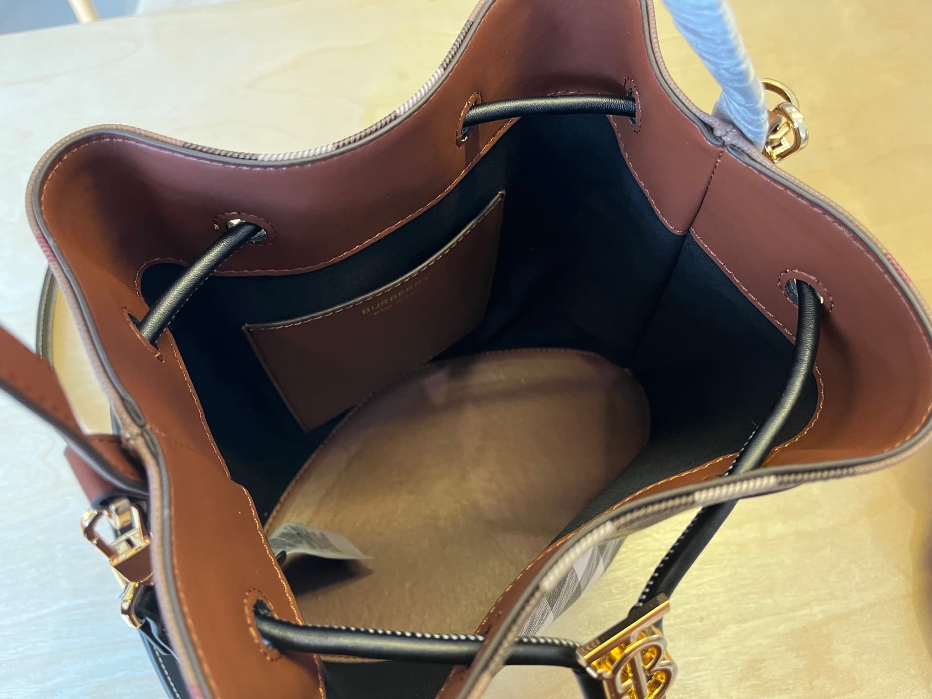 C13 B brand's latest bucket bag, crafted from large-scale check and ribbed leather material, adorned with the TB exclusive logo. This bag is a new member of the TB bag collection, featuring a detachable adjustable diagonal shoulder strap and an inner pock — image 7