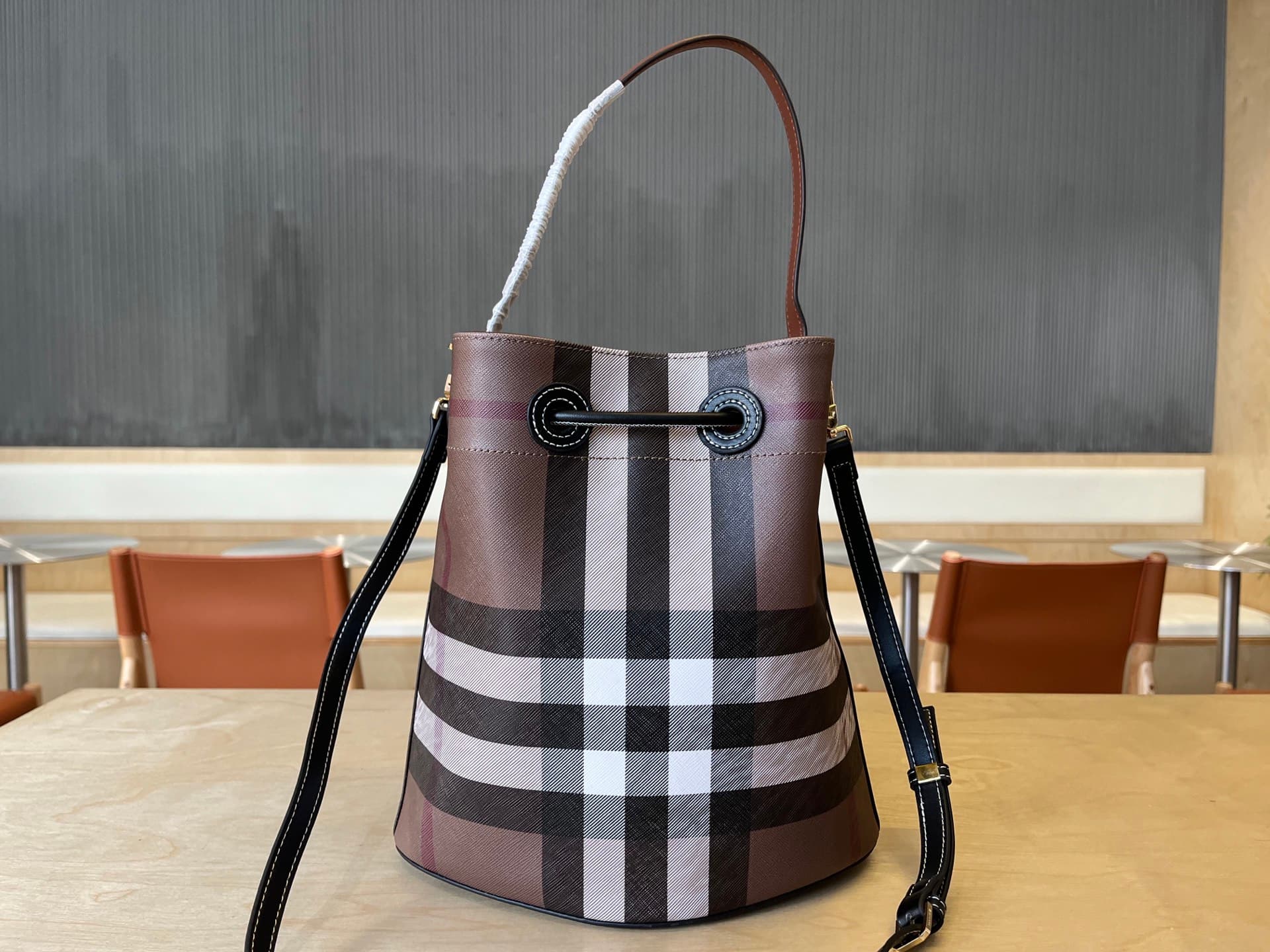 C13 B brand's latest bucket bag, crafted from large-scale check and ribbed leather material, adorned with the TB exclusive logo. This bag is a new member of the TB bag collection, featuring a detachable adjustable diagonal shoulder strap and an inner pock — image 2