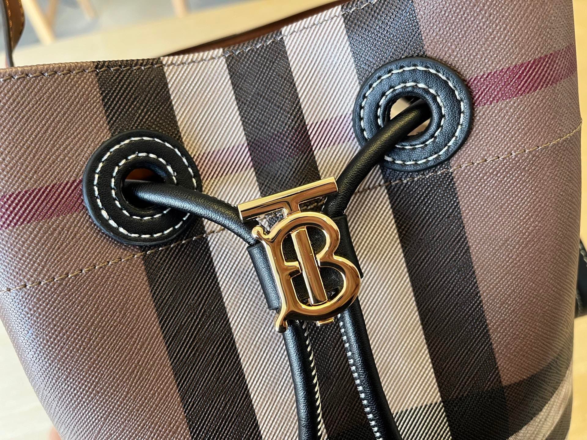 C13 B brand's latest bucket bag, crafted from large-scale check and ribbed leather material, adorned with the TB exclusive logo. This bag is a new member of the TB bag collection, featuring a detachable adjustable diagonal shoulder strap and an inner pock — image 5