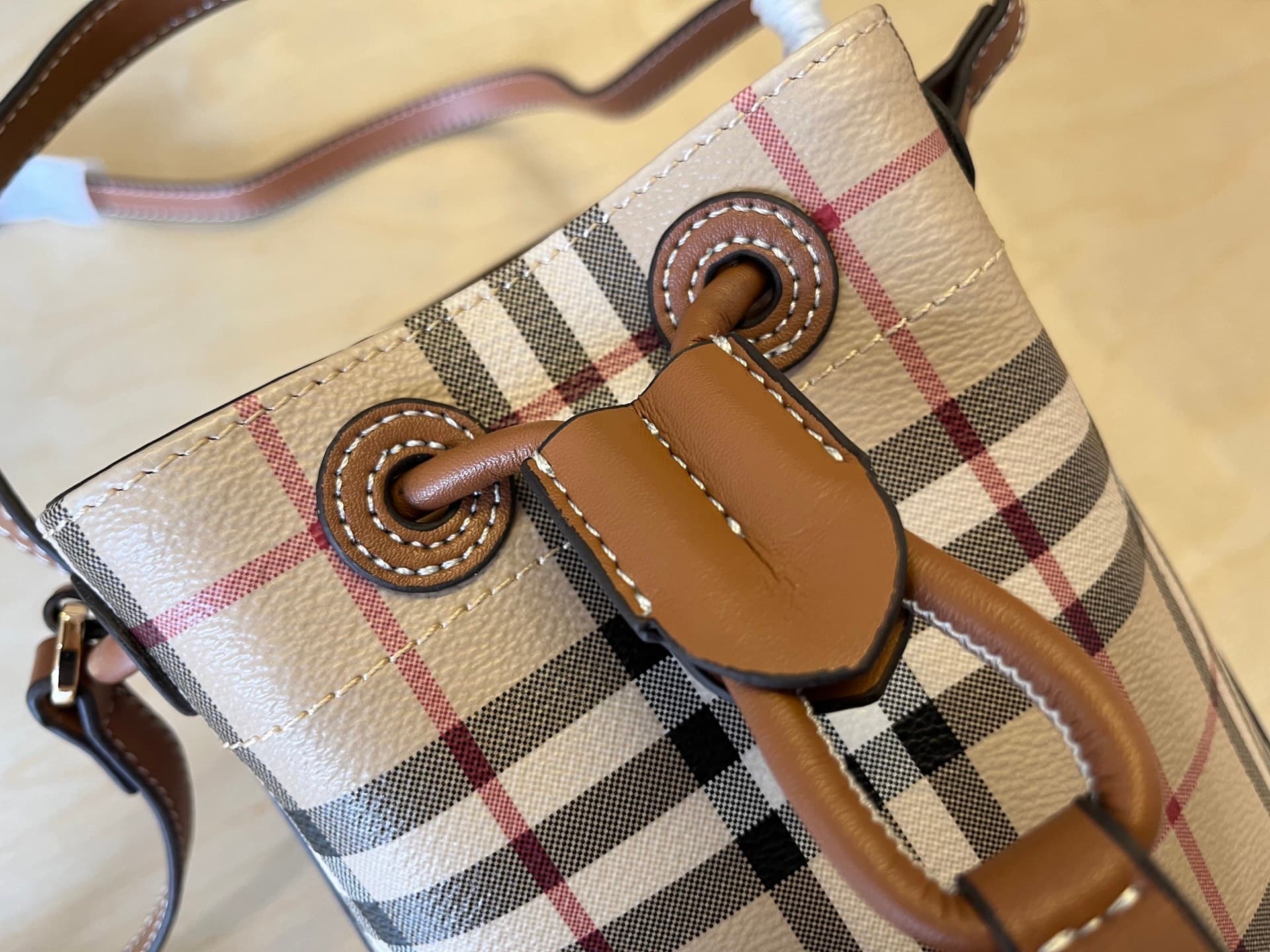 C15 B Brand Mini Bucket Bag with Pins, Vintage/retro Burberry pattern, Italian tanned leather trim and TB exclusive logo. 11, 16.5, 18.5cm detachable adjustable diagonal straps. Adjustable pin closure. Hand-painted lacquered edges. Glossy metal accessorie — image 6