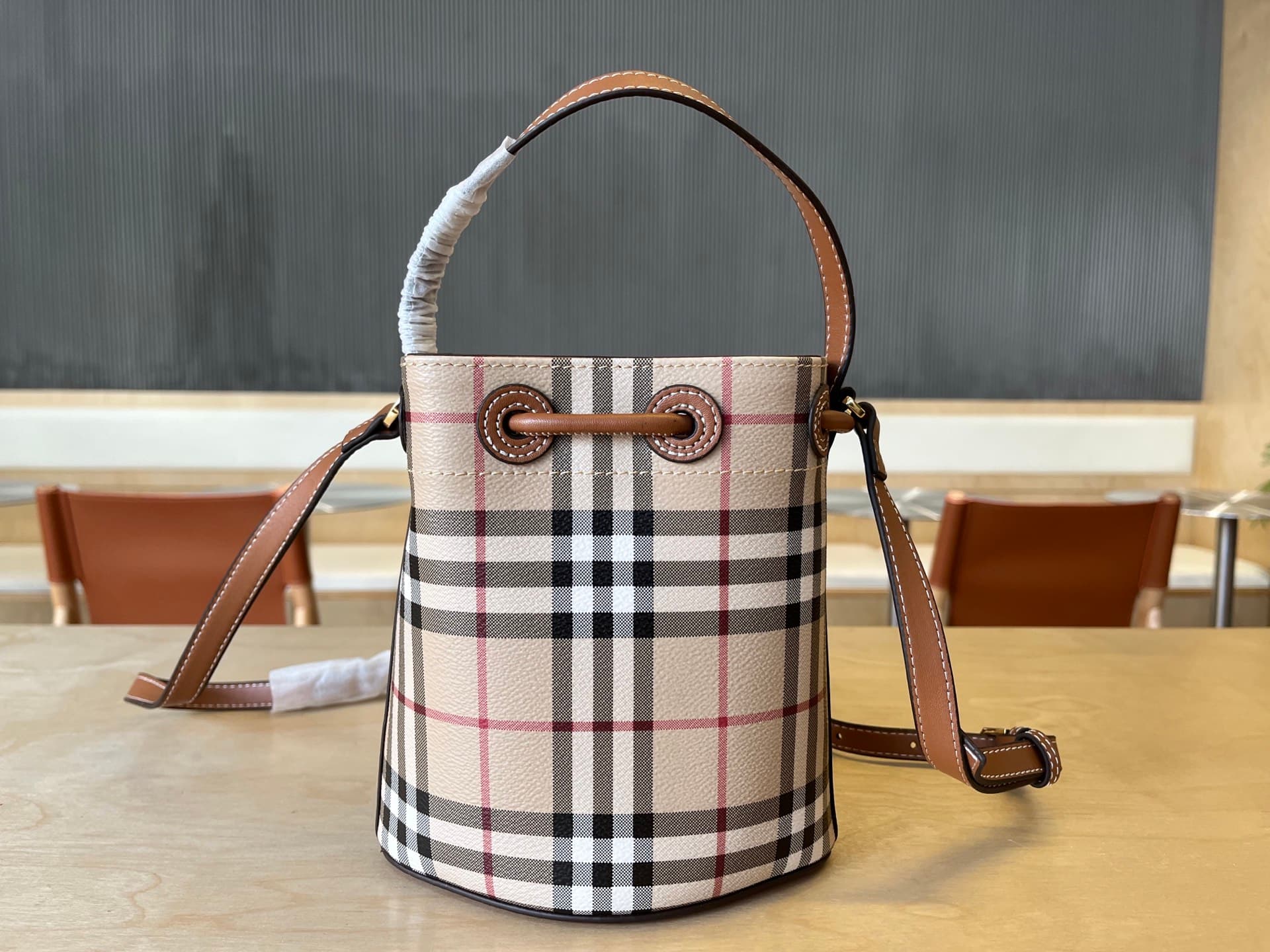 C15 B Brand Mini Bucket Bag with Pins, Vintage/retro Burberry pattern, Italian tanned leather trim and TB exclusive logo. 11, 16.5, 18.5cm detachable adjustable diagonal straps. Adjustable pin closure. Hand-painted lacquered edges. Glossy metal accessorie — image 3