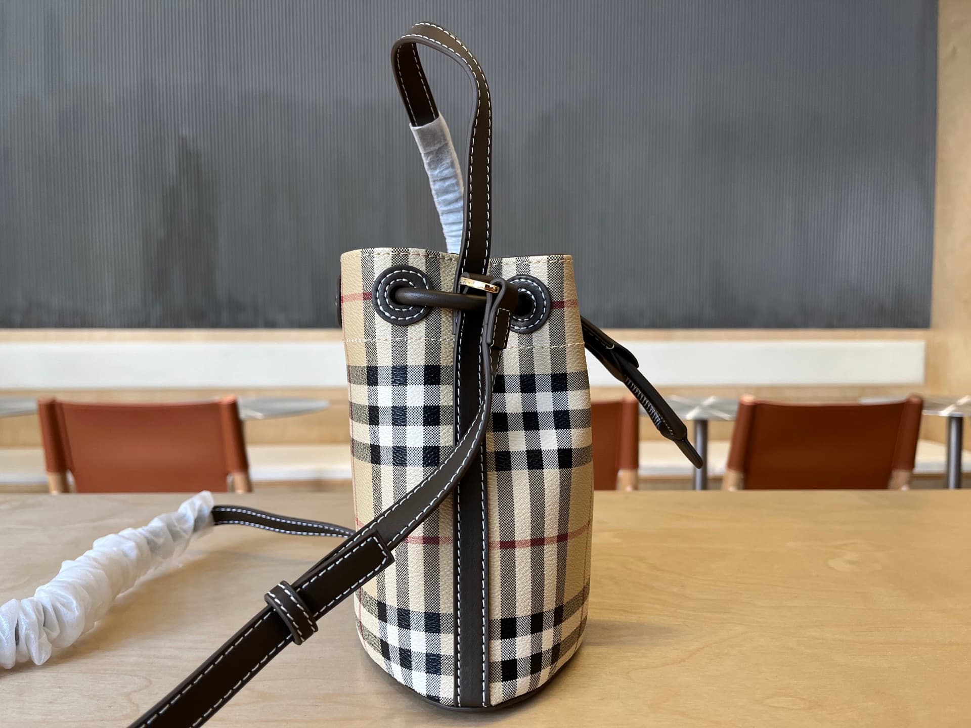 C16 B Brand Mini Puffed Strap Water Bag, Decorated with Burberry pattern, Featuring Italian tanned leather trim and TB exclusive logo. 11, 16.5, 18.5cm detachable adjustable sling strap. Adjustable puffed strap opening. Hand-painted varnished edges. Gloss — image 4