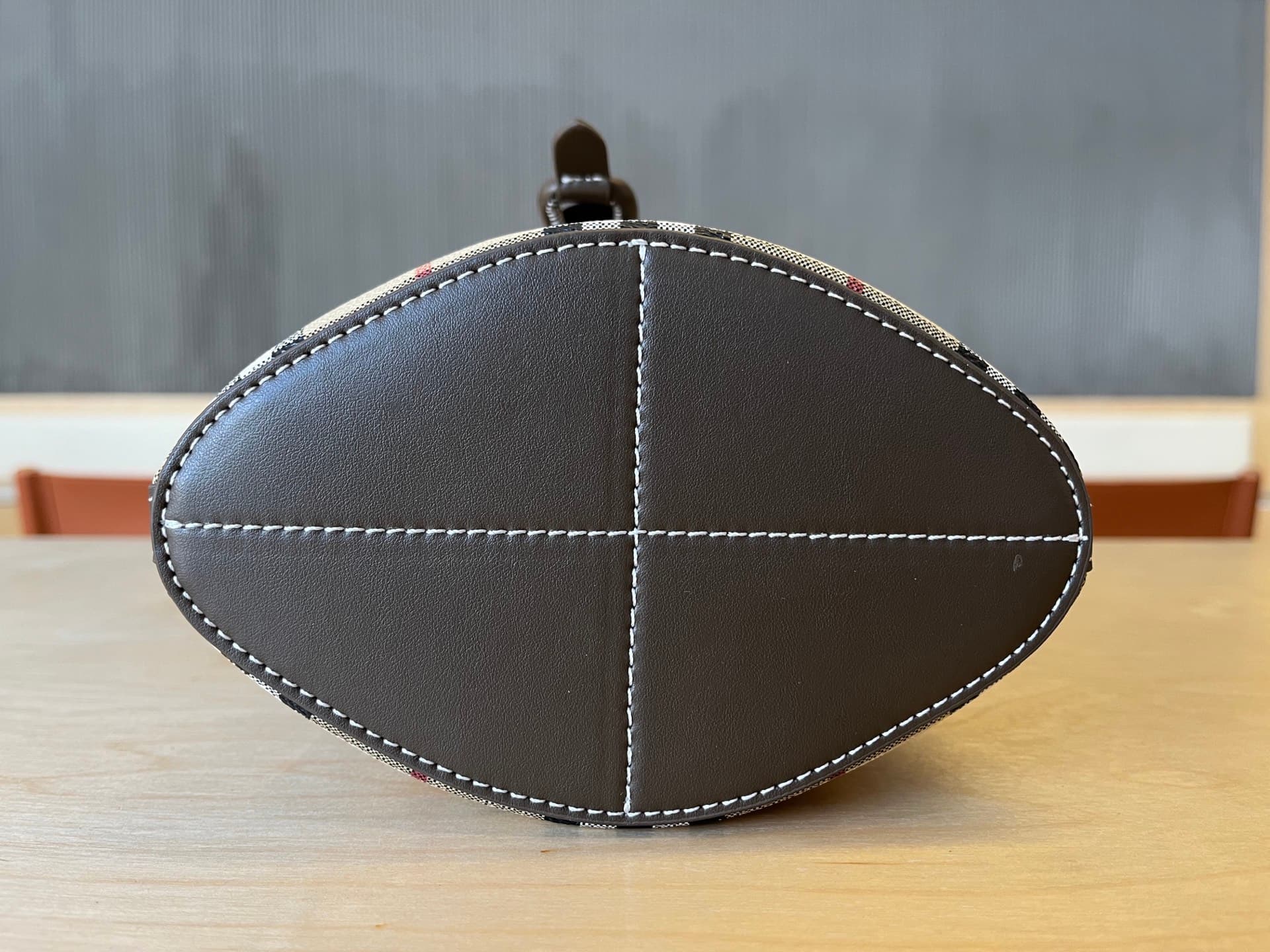 C16 B Brand Mini Puffed Strap Water Bag, Decorated with Burberry pattern, Featuring Italian tanned leather trim and TB exclusive logo. 11, 16.5, 18.5cm detachable adjustable sling strap. Adjustable puffed strap opening. Hand-painted varnished edges. Gloss — image 5