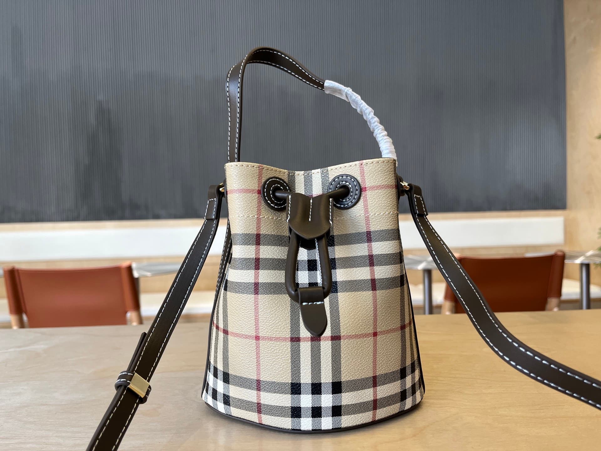 C16 B Brand Mini Puffed Strap Water Bag, Decorated with Burberry pattern, Featuring Italian tanned leather trim and TB exclusive logo. 11, 16.5, 18.5cm detachable adjustable sling strap. Adjustable puffed strap opening. Hand-painted varnished edges. Gloss — image 2