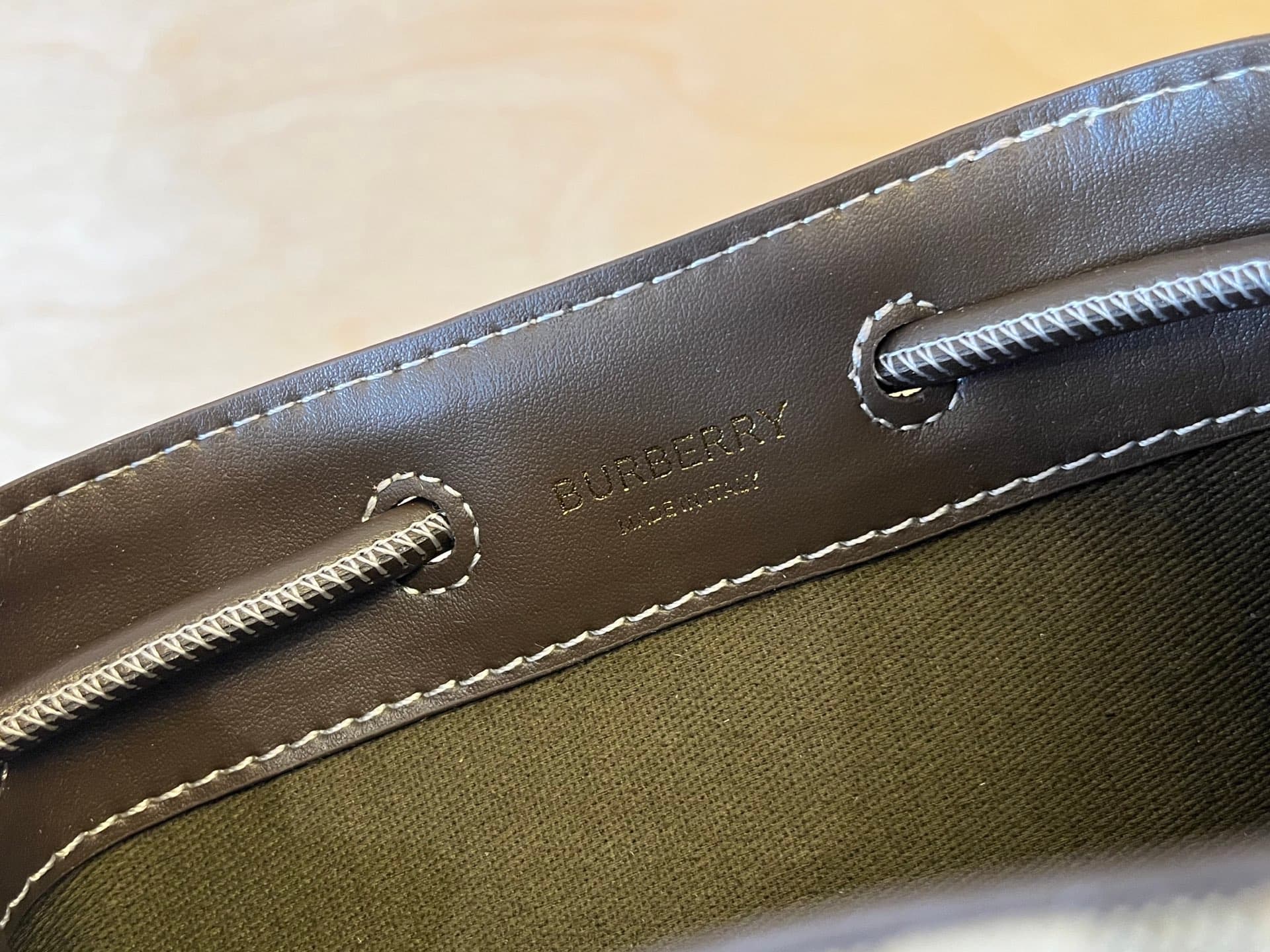 C16 B Brand Mini Puffed Strap Water Bag, Decorated with Burberry pattern, Featuring Italian tanned leather trim and TB exclusive logo. 11, 16.5, 18.5cm detachable adjustable sling strap. Adjustable puffed strap opening. Hand-painted varnished edges. Gloss — image 7
