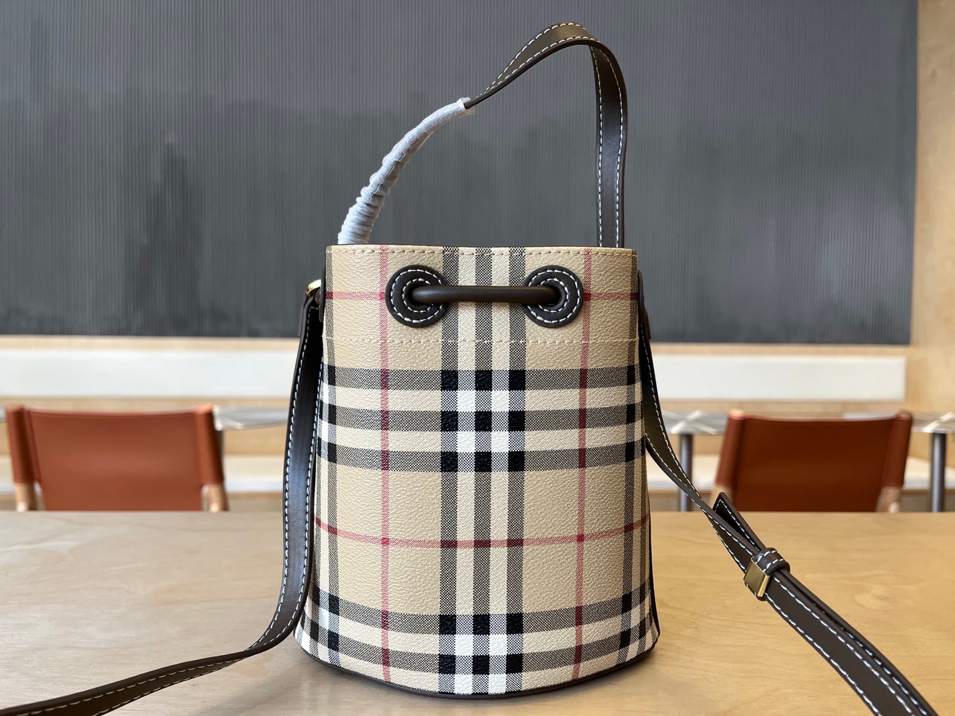 C16 B Brand Mini Puffed Strap Water Bag, Decorated with Burberry pattern, Featuring Italian tanned leather trim and TB exclusive logo. 11, 16.5, 18.5cm detachable adjustable sling strap. Adjustable puffed strap opening. Hand-painted varnished edges. Gloss — image 3