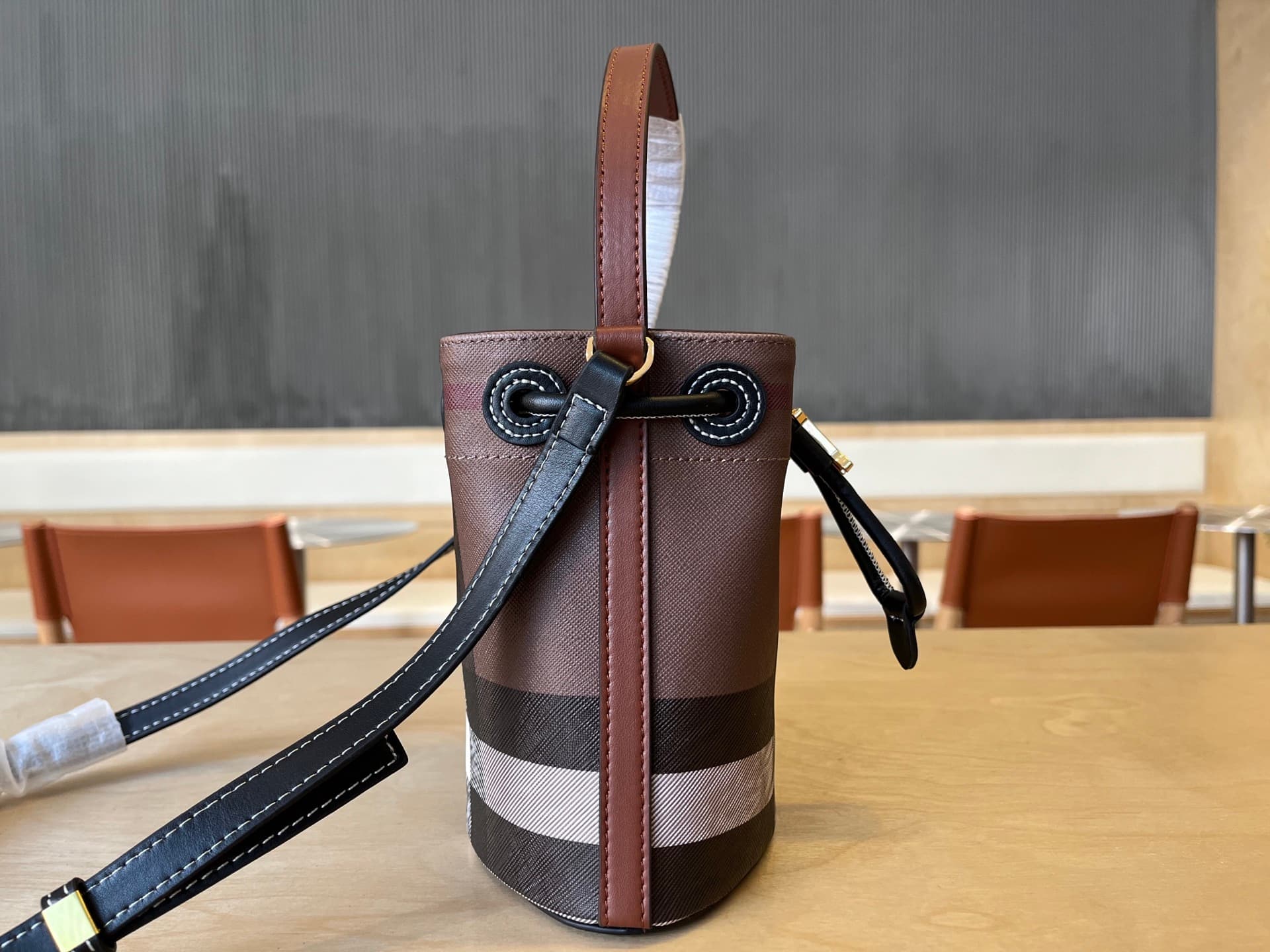 C17 B Family Mini Padded Bucket Bag, decorated with Burberry tartan pattern, equipped with Italian tanned leather trim and TB exclusive logo. 11, 16.5, 18.5cm detachable adjustable diagonal straps. Adjustable padding closure. Hand-painted varnished edges. — image 4