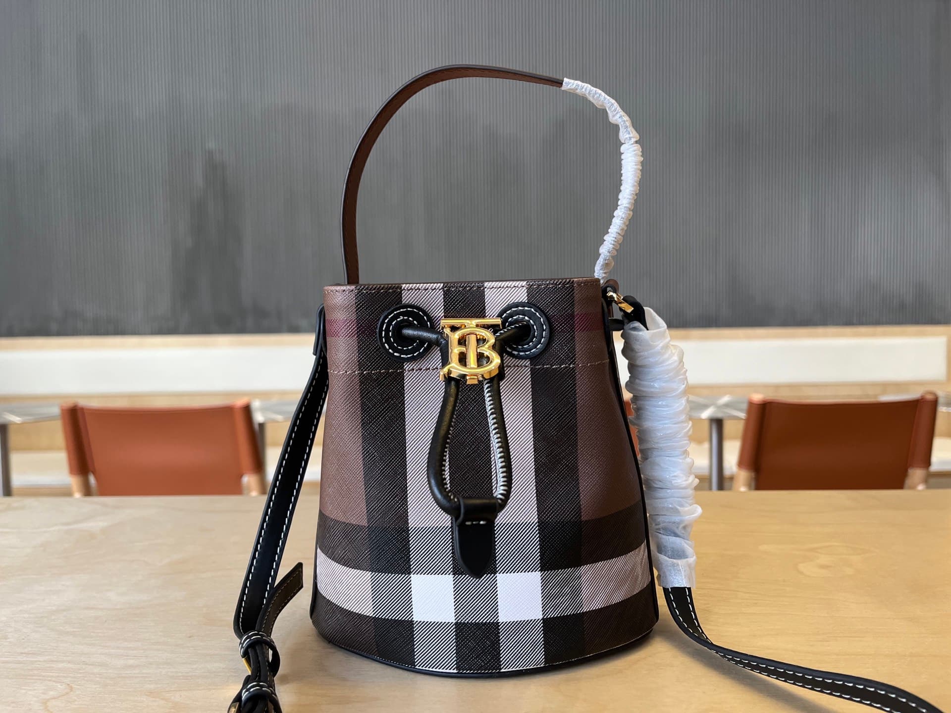 C17 B Family Mini Padded Bucket Bag, decorated with Burberry tartan pattern, equipped with Italian tanned leather trim and TB exclusive logo. 11, 16.5, 18.5cm detachable adjustable diagonal straps. Adjustable padding closure. Hand-painted varnished edges. — image 2