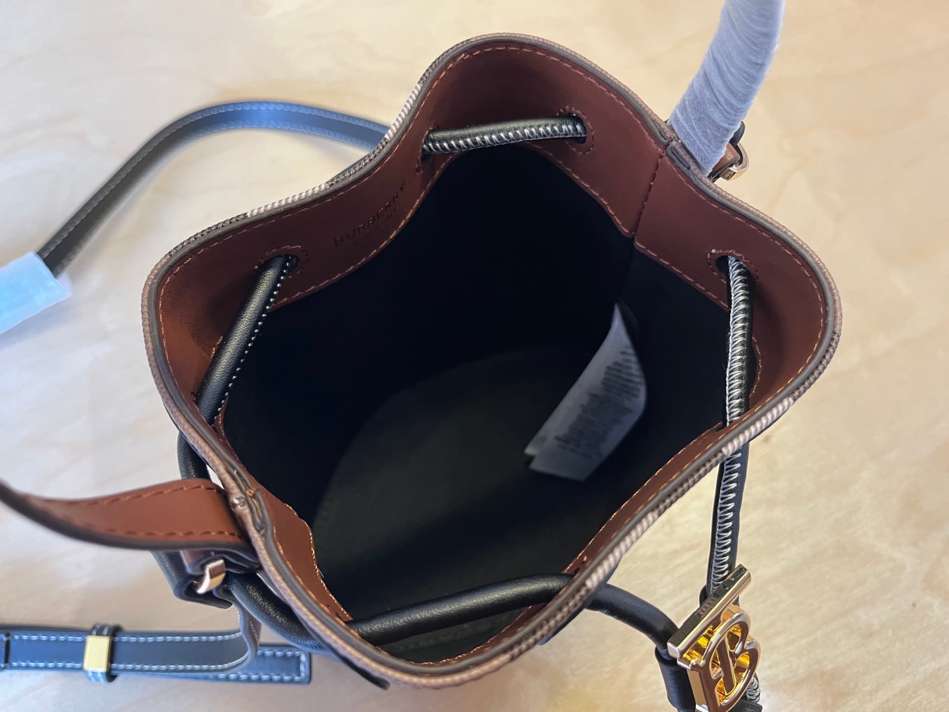 C17 B Family Mini Padded Bucket Bag, decorated with Burberry tartan pattern, equipped with Italian tanned leather trim and TB exclusive logo. 11, 16.5, 18.5cm detachable adjustable diagonal straps. Adjustable padding closure. Hand-painted varnished edges. — image 8