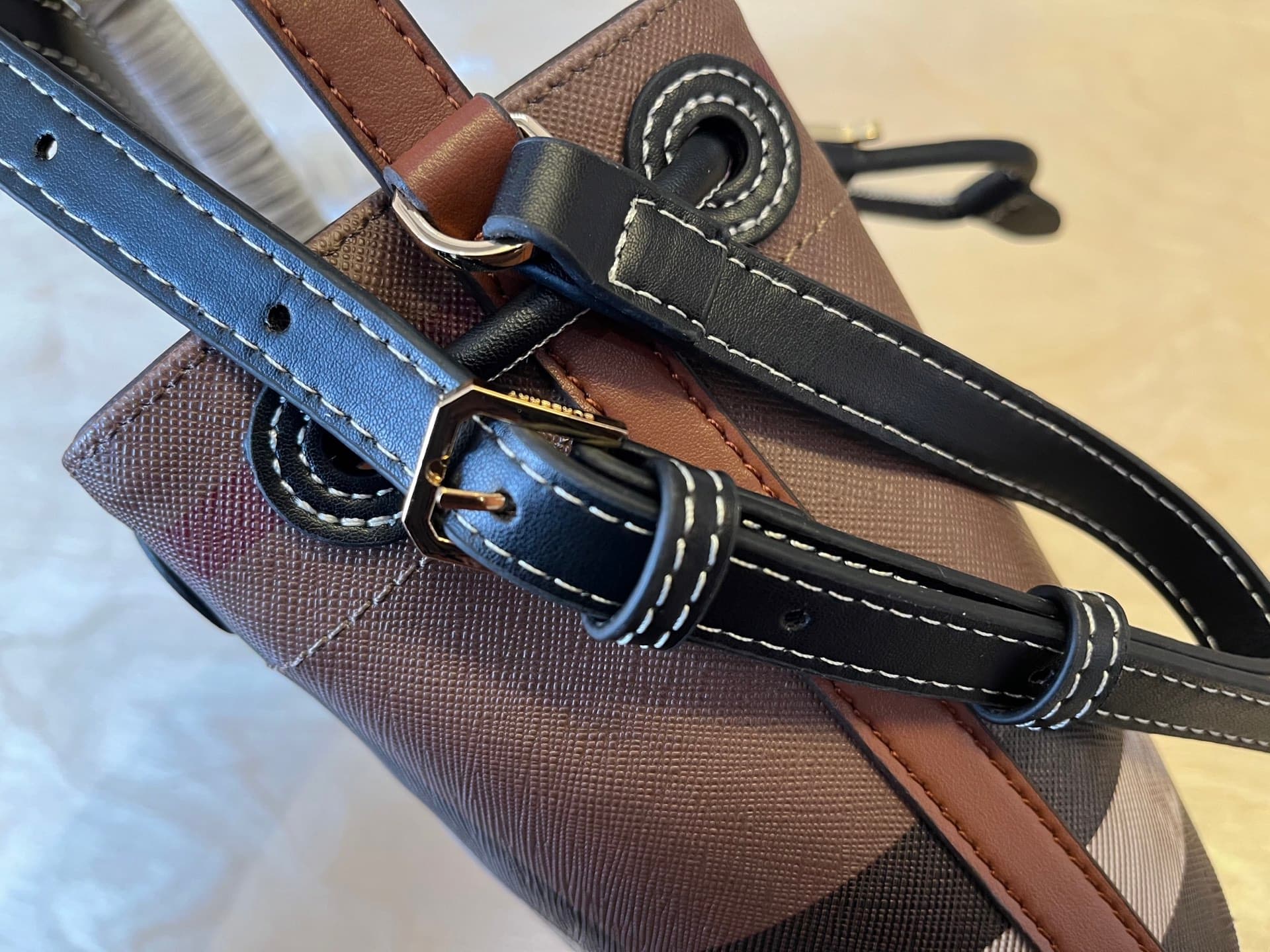 C17 B Family Mini Padded Bucket Bag, decorated with Burberry tartan pattern, equipped with Italian tanned leather trim and TB exclusive logo. 11, 16.5, 18.5cm detachable adjustable diagonal straps. Adjustable padding closure. Hand-painted varnished edges. — image 7