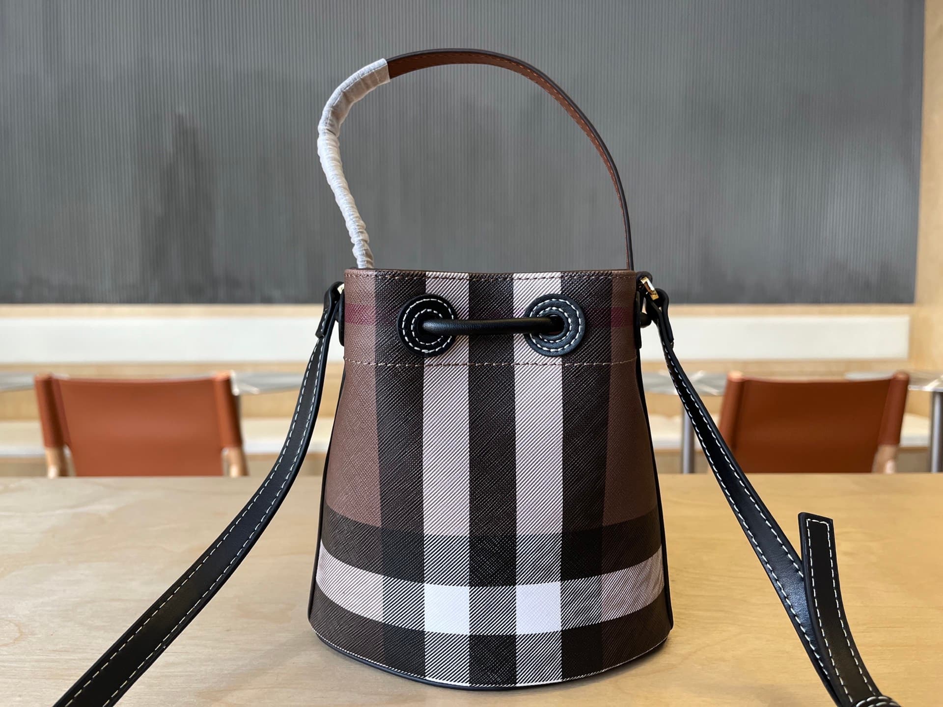 C17 B Family Mini Padded Bucket Bag, decorated with Burberry tartan pattern, equipped with Italian tanned leather trim and TB exclusive logo. 11, 16.5, 18.5cm detachable adjustable diagonal straps. Adjustable padding closure. Hand-painted varnished edges. — image 3