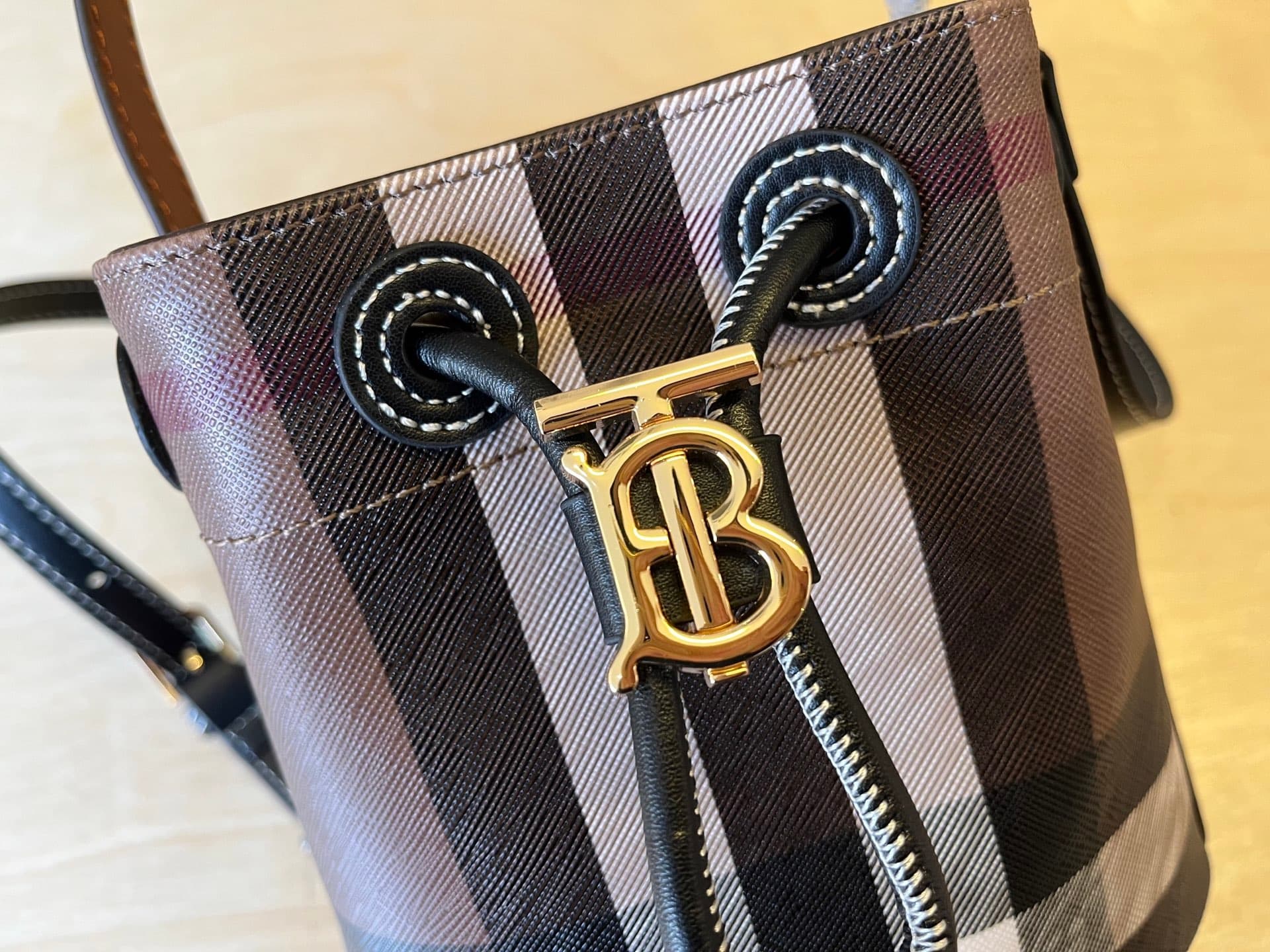 C17 B Family Mini Padded Bucket Bag, decorated with Burberry tartan pattern, equipped with Italian tanned leather trim and TB exclusive logo. 11, 16.5, 18.5cm detachable adjustable diagonal straps. Adjustable padding closure. Hand-painted varnished edges. — image 6