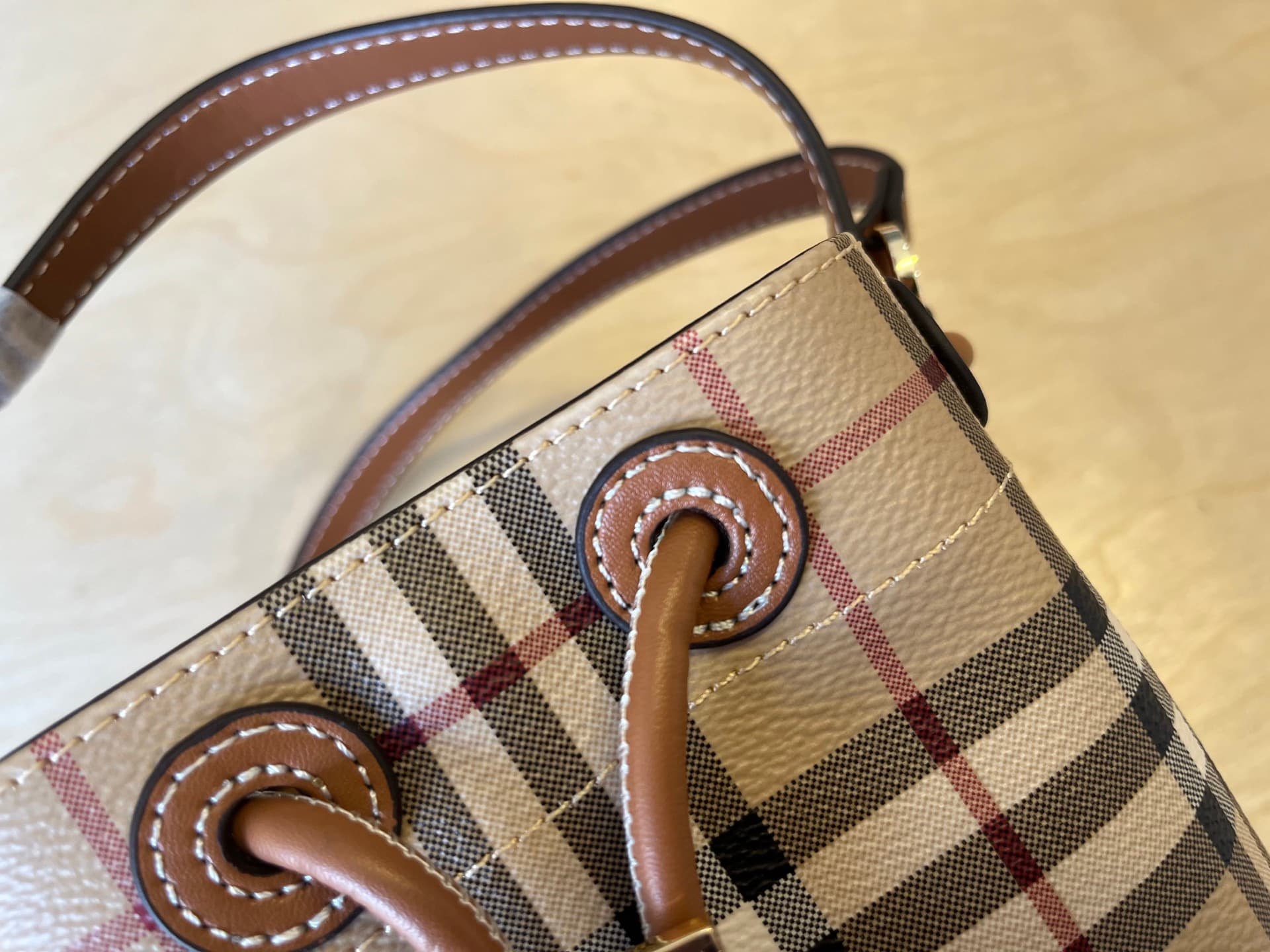 C18 .B family mini drawstring bucket bag, decorated with Burberry check pattern, featuring Italian tanned leather trim and TB exclusive logo. 11, 16.5, 18.5cm detachable adjustable diagonal straps. Adjustable drawstring closure. Hand-painted varnished edg — image 6