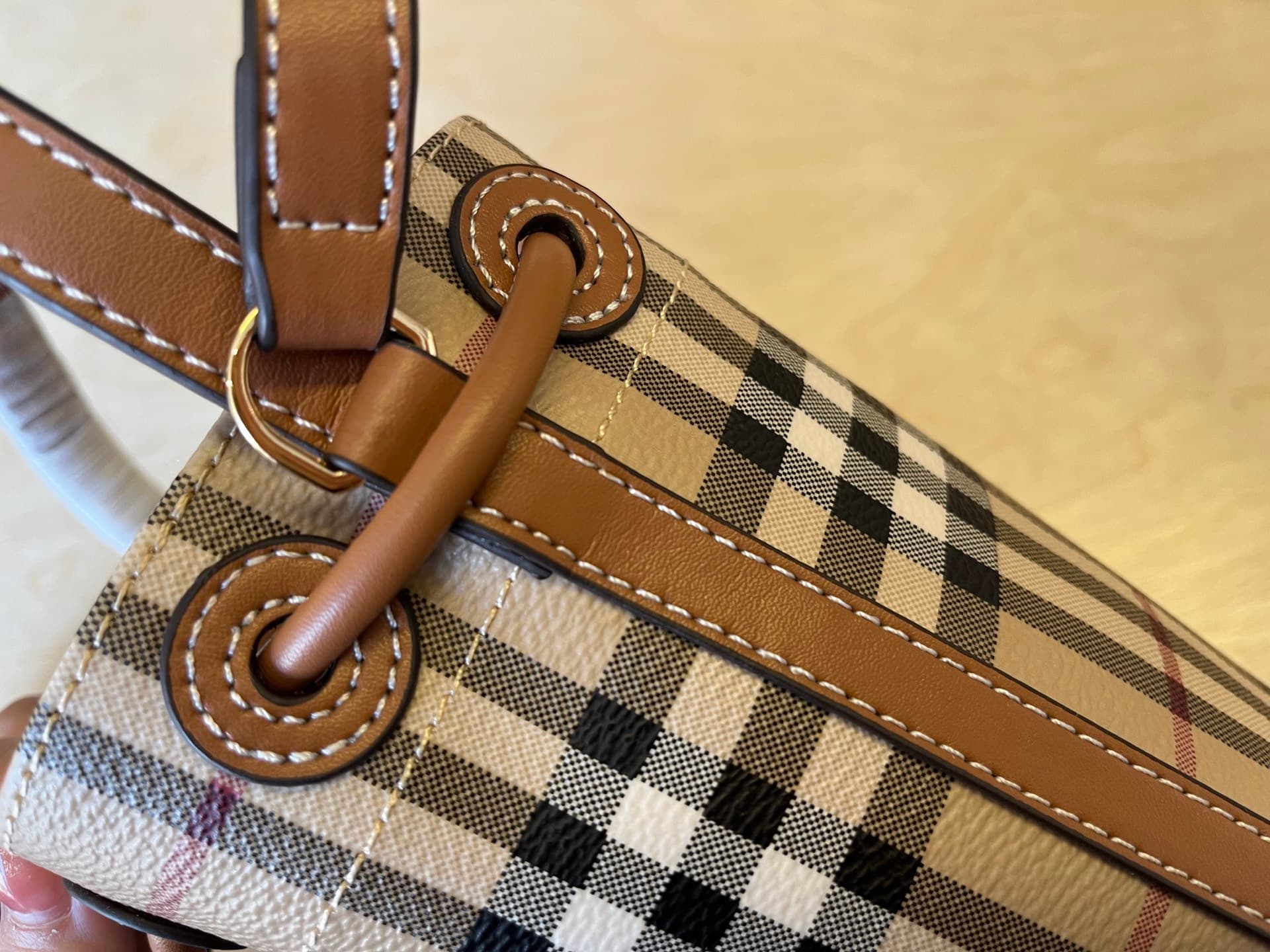 C18 .B family mini drawstring bucket bag, decorated with Burberry check pattern, featuring Italian tanned leather trim and TB exclusive logo. 11, 16.5, 18.5cm detachable adjustable diagonal straps. Adjustable drawstring closure. Hand-painted varnished edg — image 7