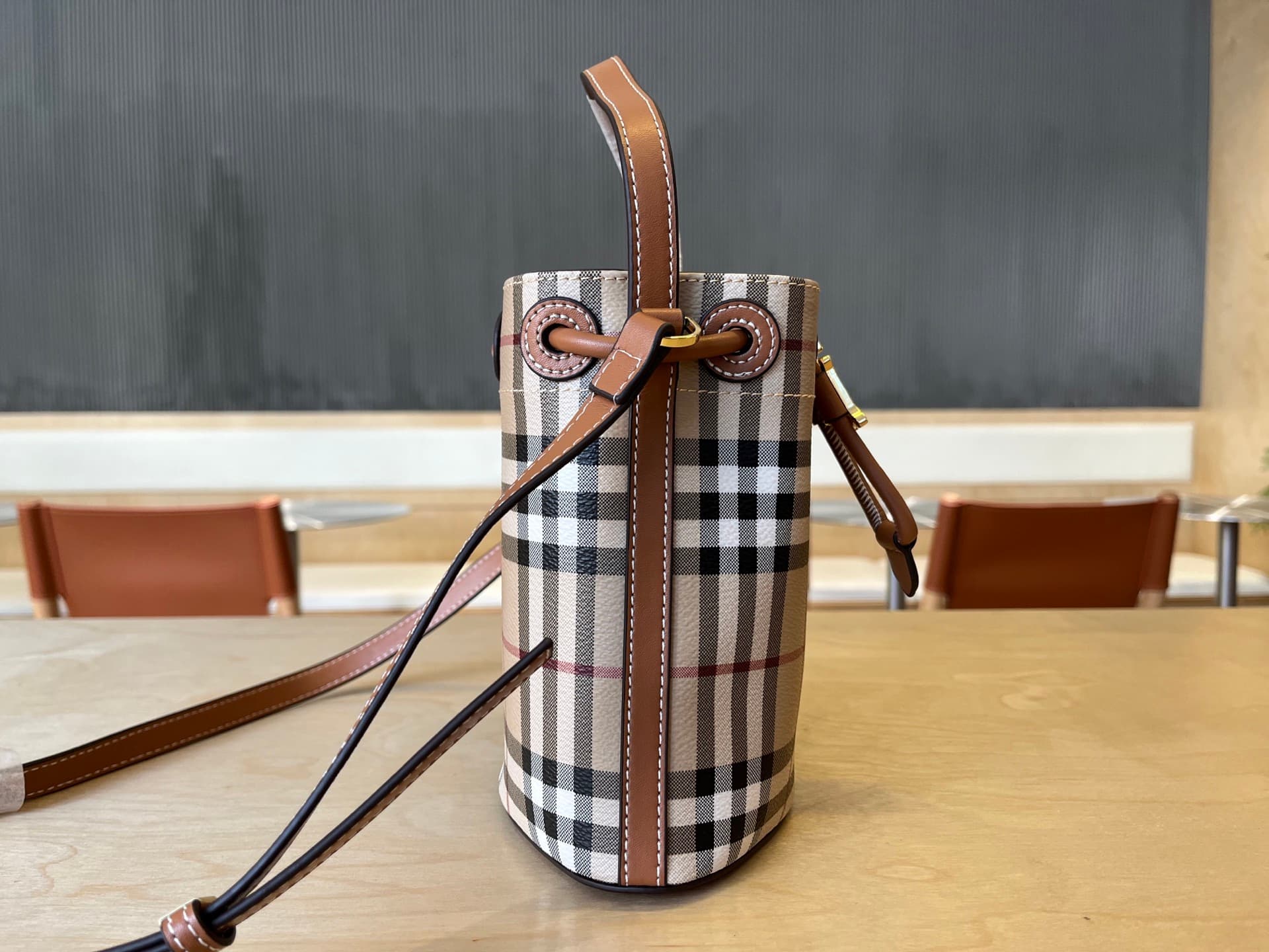C18 .B family mini drawstring bucket bag, decorated with Burberry check pattern, featuring Italian tanned leather trim and TB exclusive logo. 11, 16.5, 18.5cm detachable adjustable diagonal straps. Adjustable drawstring closure. Hand-painted varnished edg — image 4
