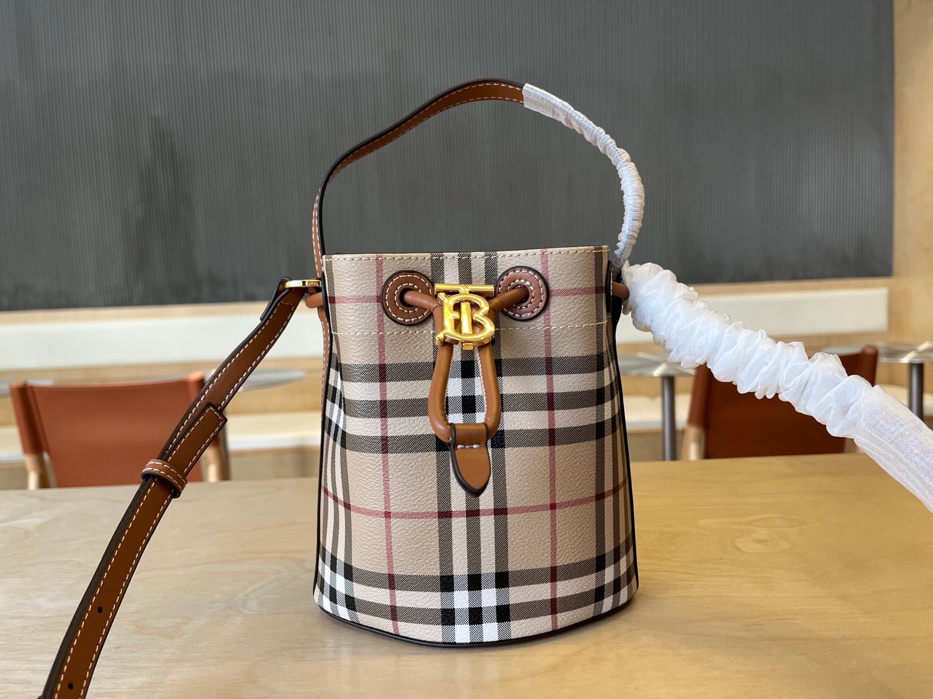 C18 .B family mini drawstring bucket bag, decorated with Burberry check pattern, featuring Italian tanned leather trim and TB exclusive logo. 11, 16.5, 18.5cm detachable adjustable diagonal straps. Adjustable drawstring closure. Hand-painted varnished edg — image 2