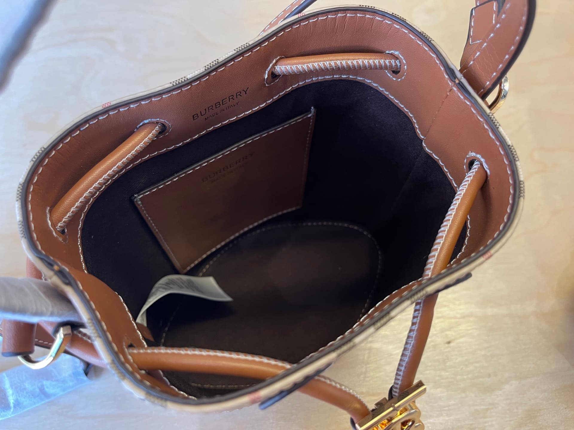 C18 .B family mini drawstring bucket bag, decorated with Burberry check pattern, featuring Italian tanned leather trim and TB exclusive logo. 11, 16.5, 18.5cm detachable adjustable diagonal straps. Adjustable drawstring closure. Hand-painted varnished edg — image 8