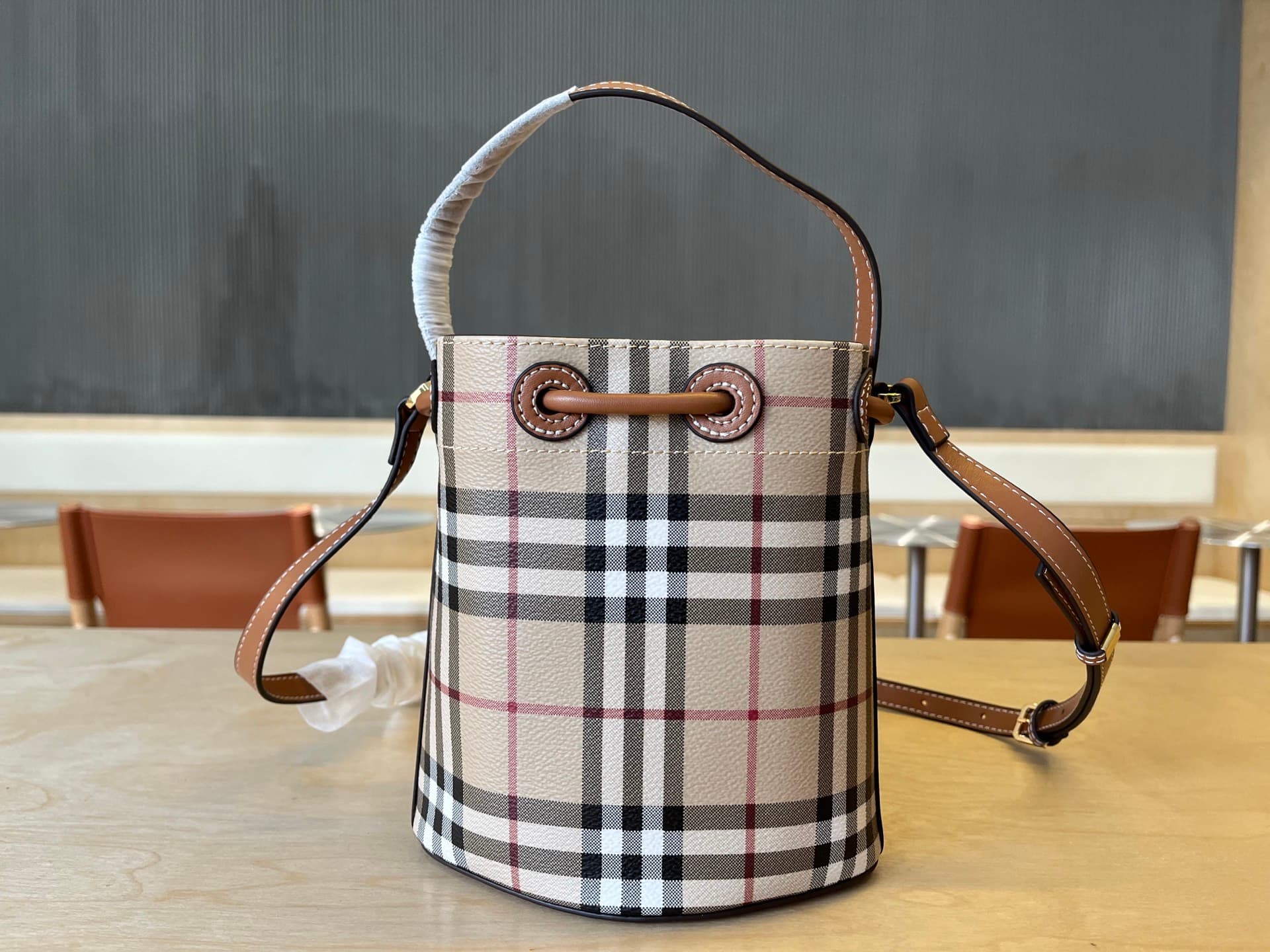 C18 .B family mini drawstring bucket bag, decorated with Burberry check pattern, featuring Italian tanned leather trim and TB exclusive logo. 11, 16.5, 18.5cm detachable adjustable diagonal straps. Adjustable drawstring closure. Hand-painted varnished edg — image 3