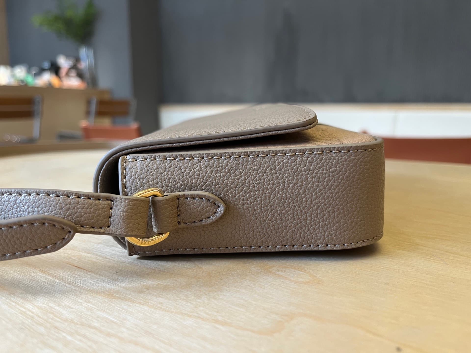 C76 B🔥🔥B’s exquisite sling bag is made from Italian tanned grain leather and Vintage retro pattern panels. 😁😁 It can be worn on one shoulder, slung over the body, or turned into a handbag style. 21 x 4.5 x 12.5cm, 6606 — image 5